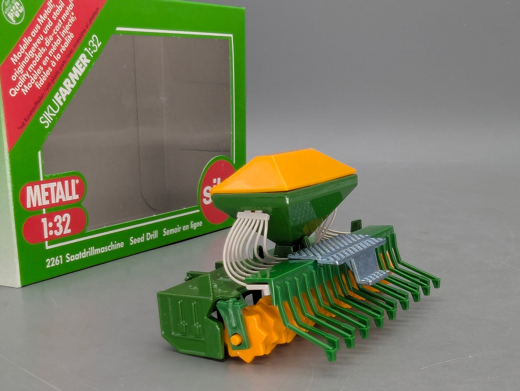 Landwirtschafts Modelle 1:32 Siku Farmer 2261 Saatdrillmaschine mit OVP