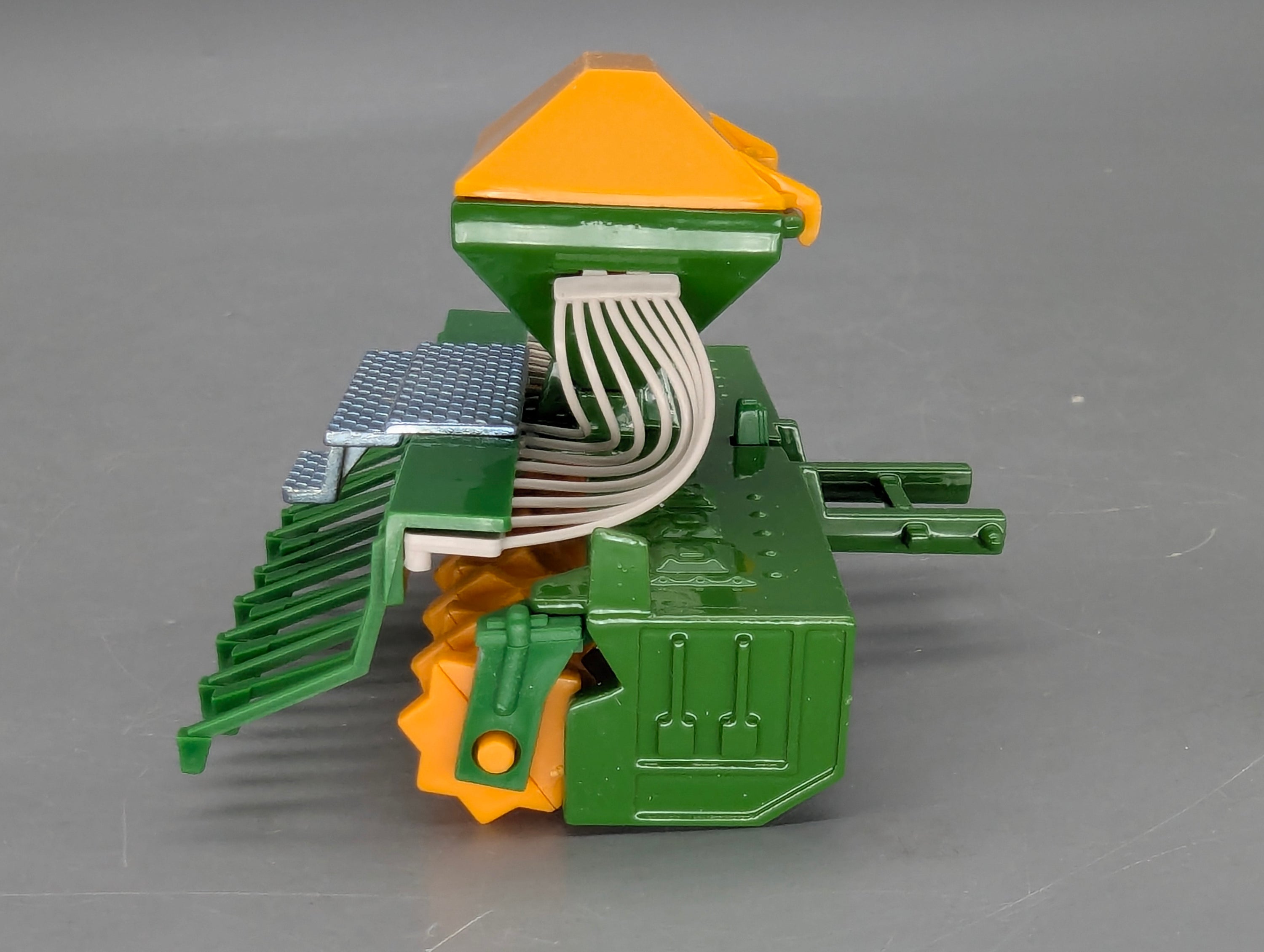 Landwirtschafts Modelle 1:32 Siku Farmer 2261 Saatdrillmaschine mit OVP