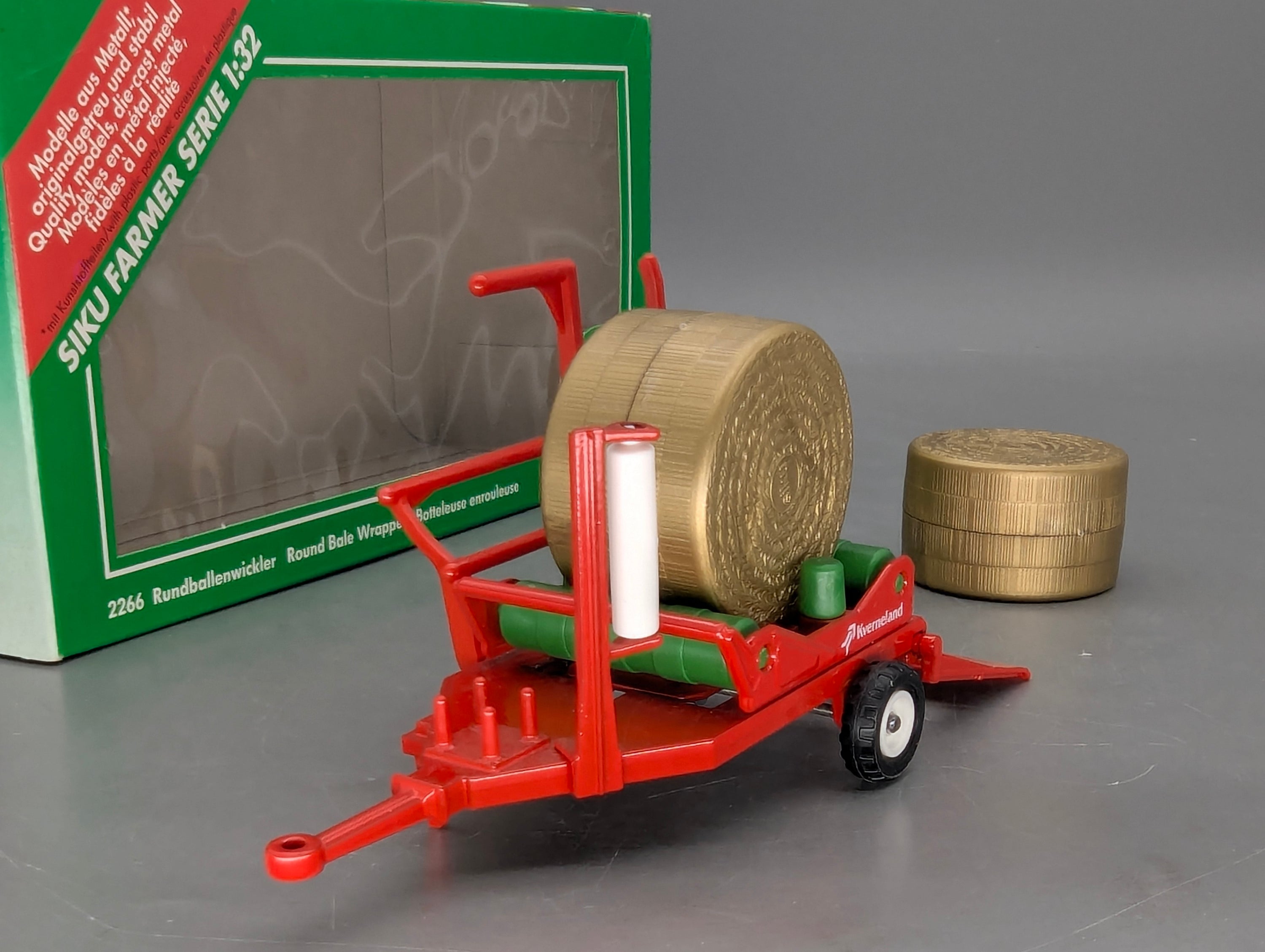 Landwirtschafts Modelle 1:32 Siku Farmer 2266 Rundballenwickler mit 2 Rundballen und OVP