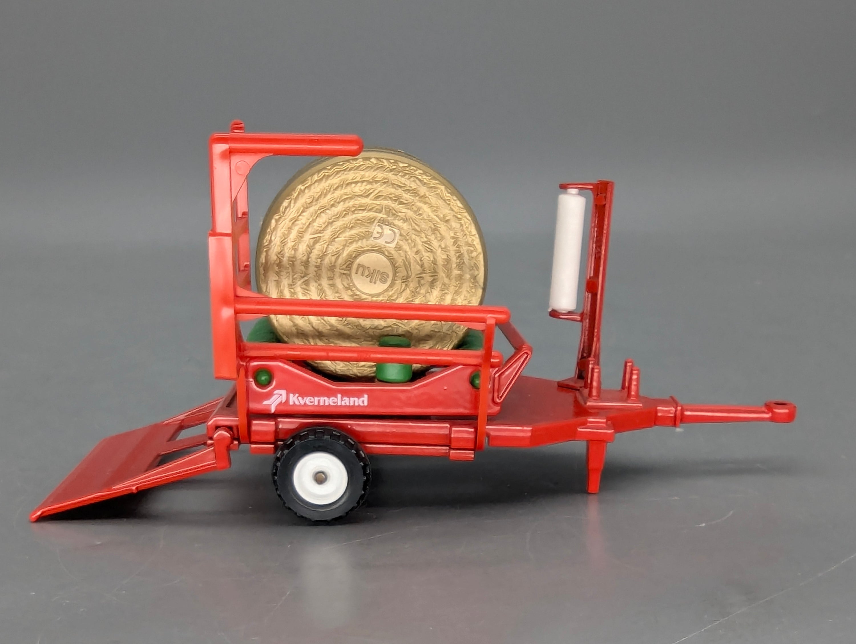 Landwirtschafts Modelle 1:32 Siku Farmer 2266 Rundballenwickler mit 2 Rundballen und OVP