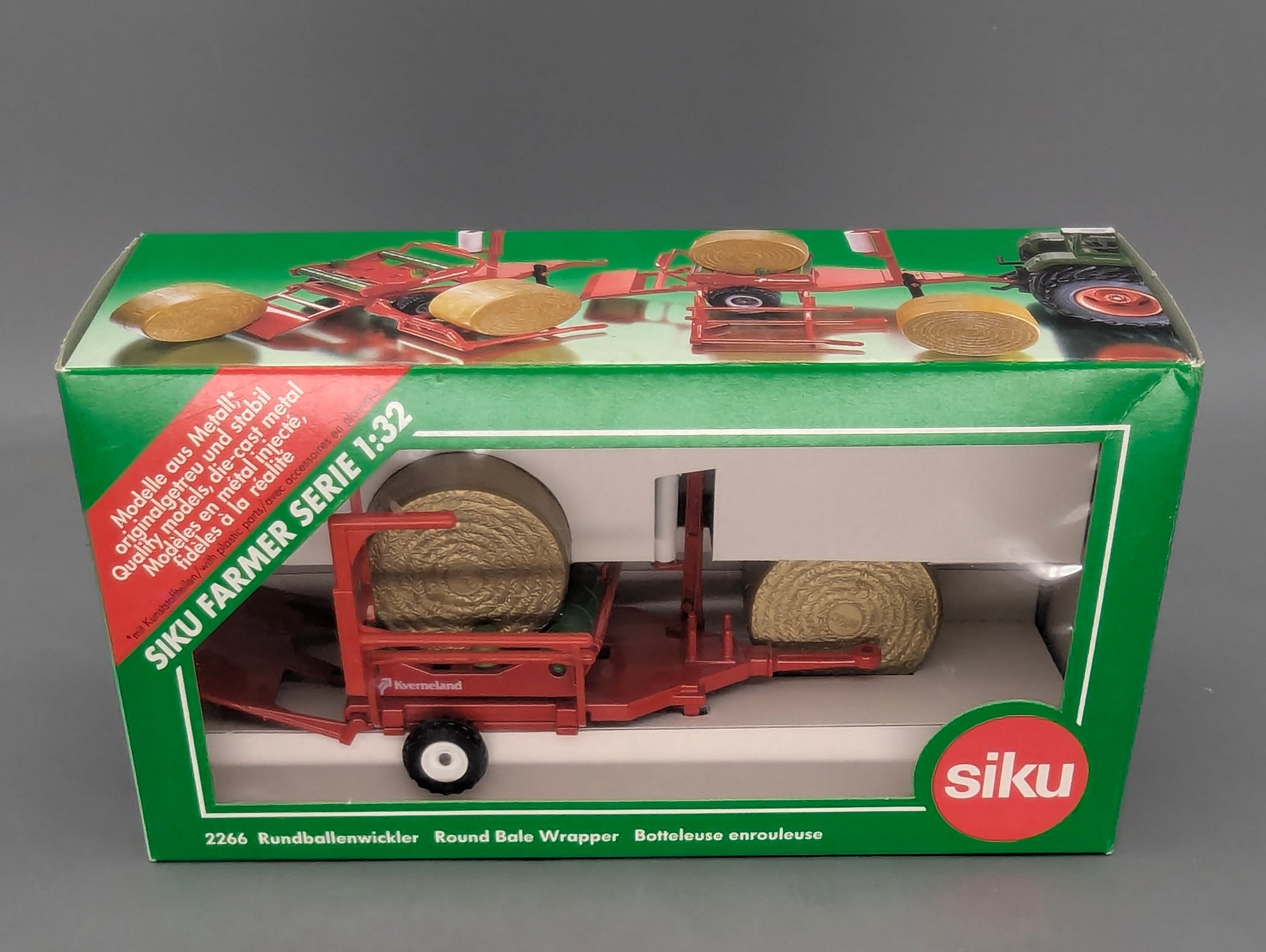 Landwirtschafts Modelle 1:32 Siku Farmer 2266 Rundballenwickler mit 2 Rundballen und OVP
