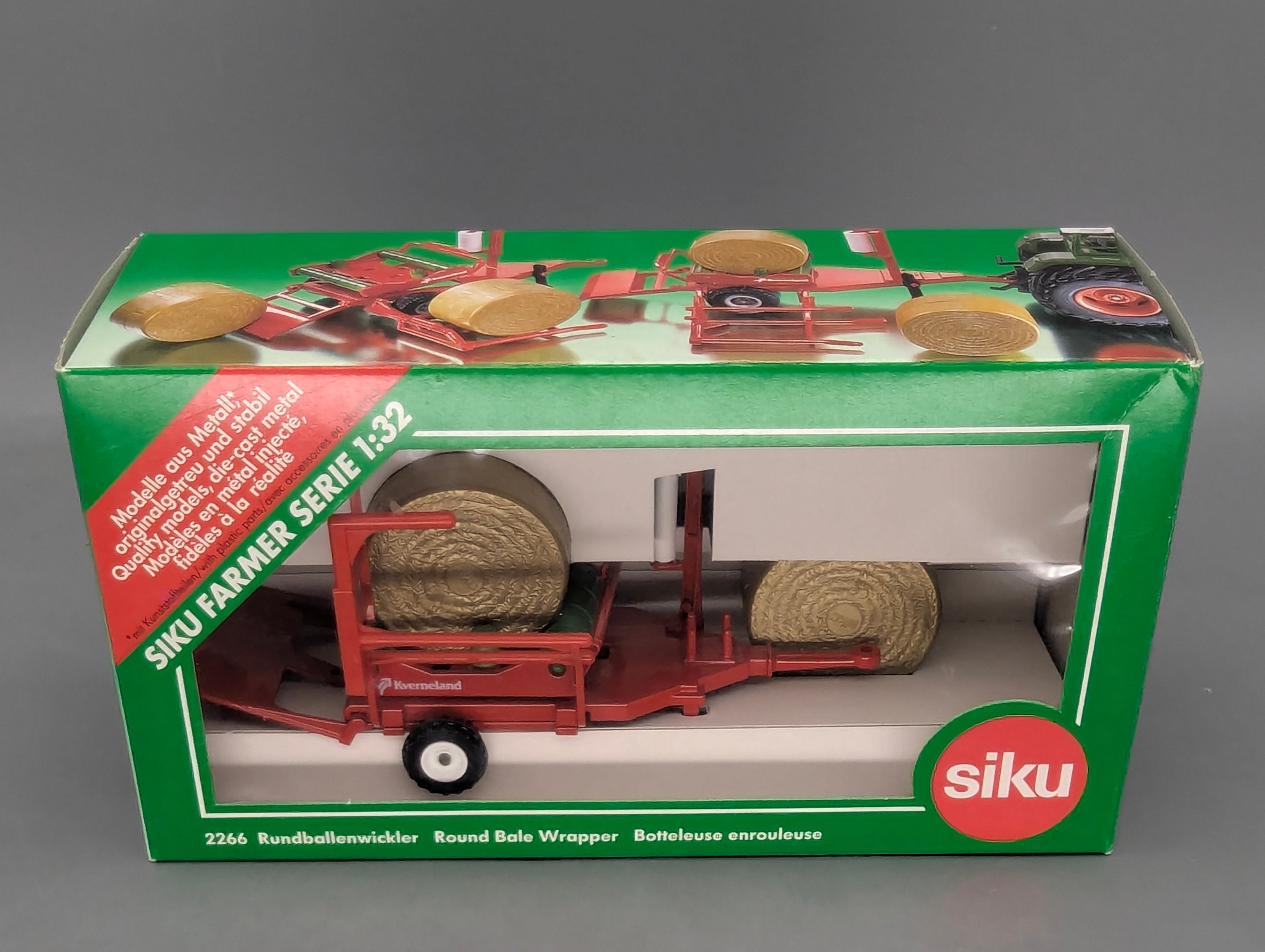 Landwirtschafts Modelle 1:32 Siku Farmer 2266 Rundballenwickler mit 2 Rundballen und OVP