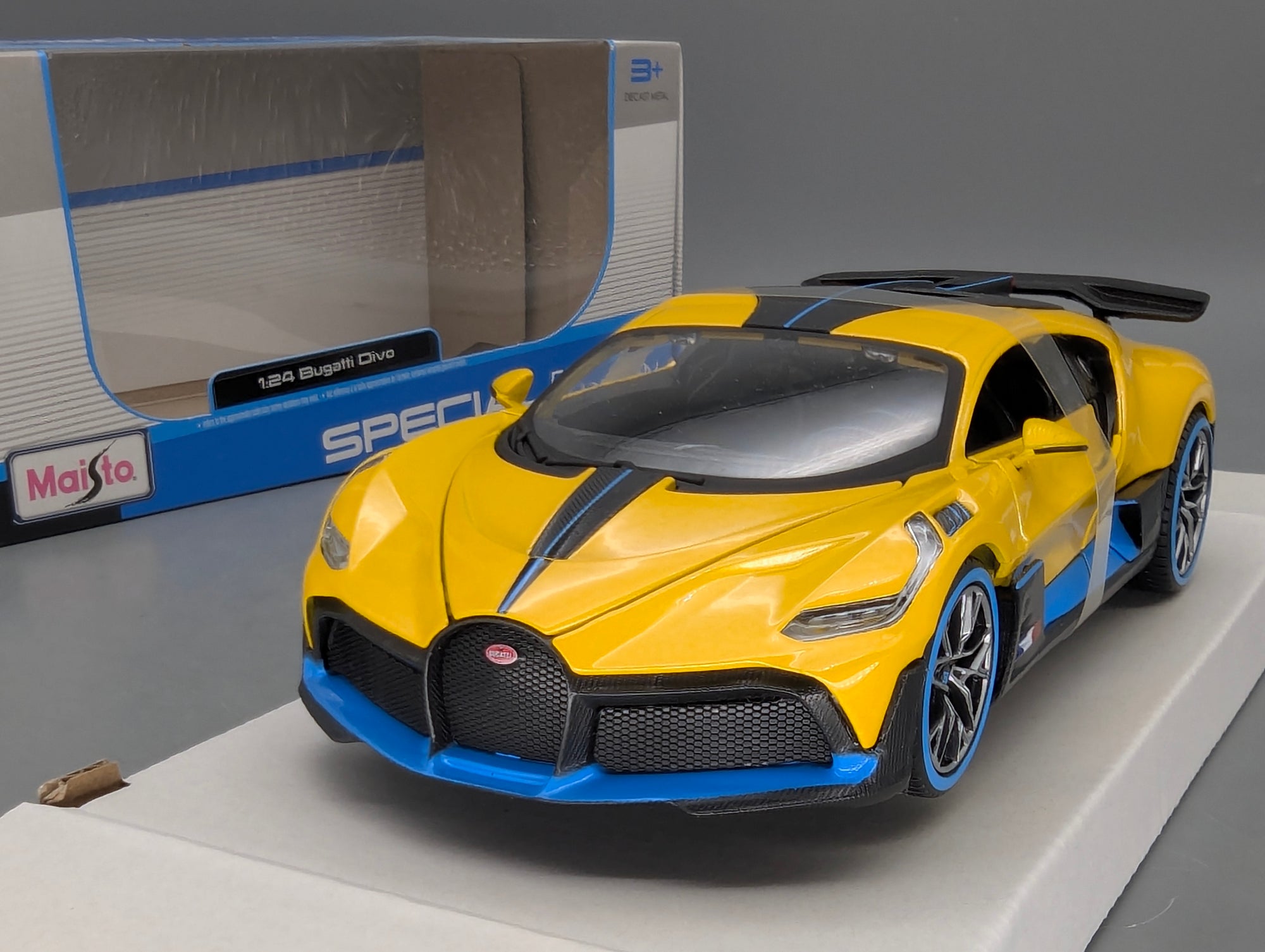 Modellautos 1:24 Maisto Bugatti Divo mit OVP