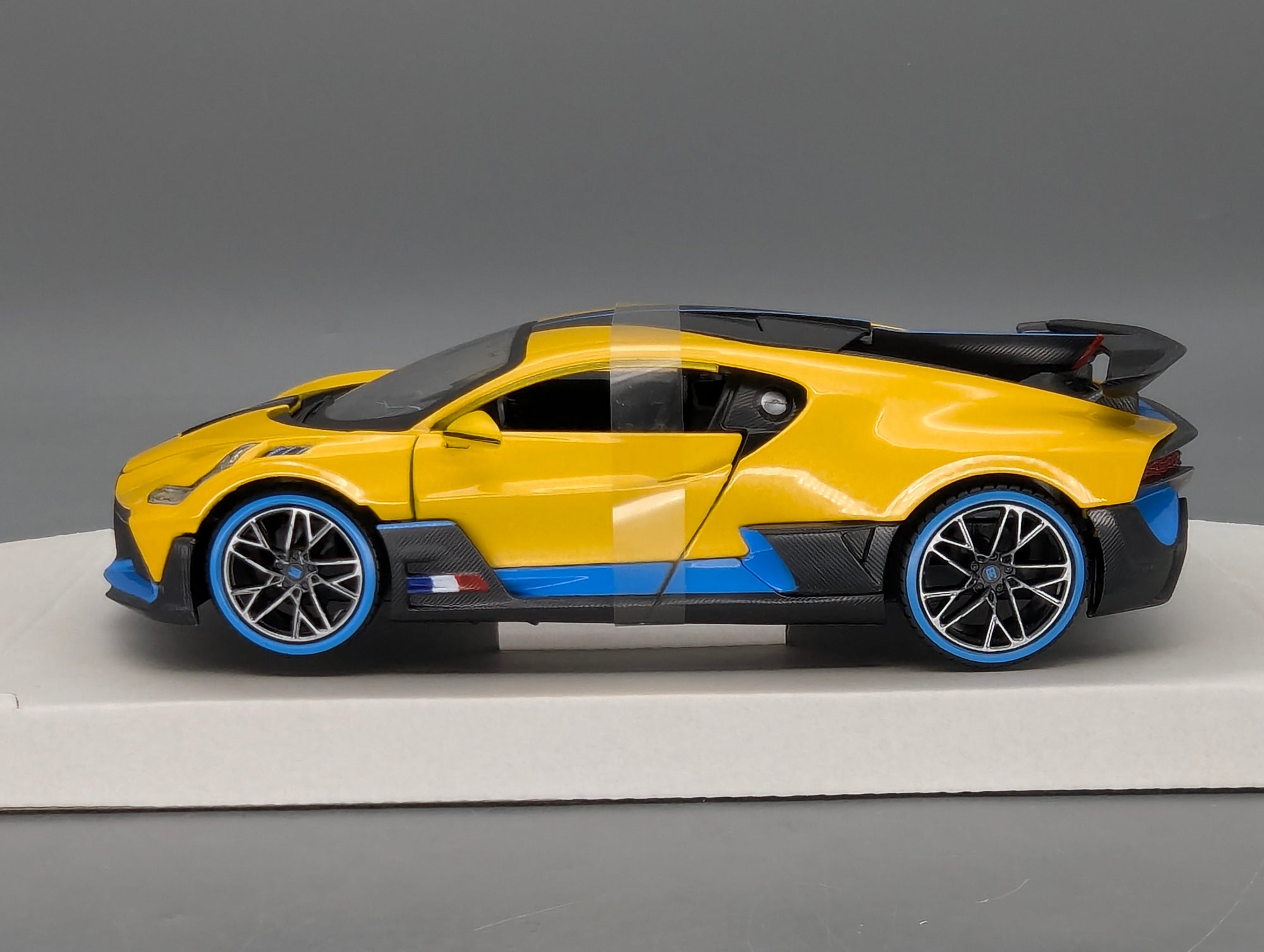 Modellautos 1:24 Maisto Bugatti Divo mit OVP