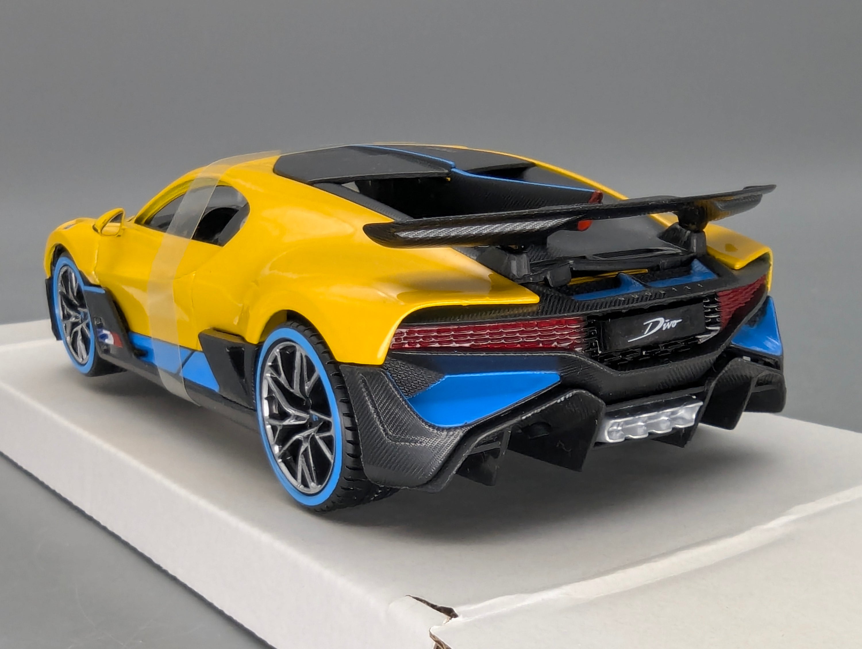 Modellautos 1:24 Maisto Bugatti Divo mit OVP