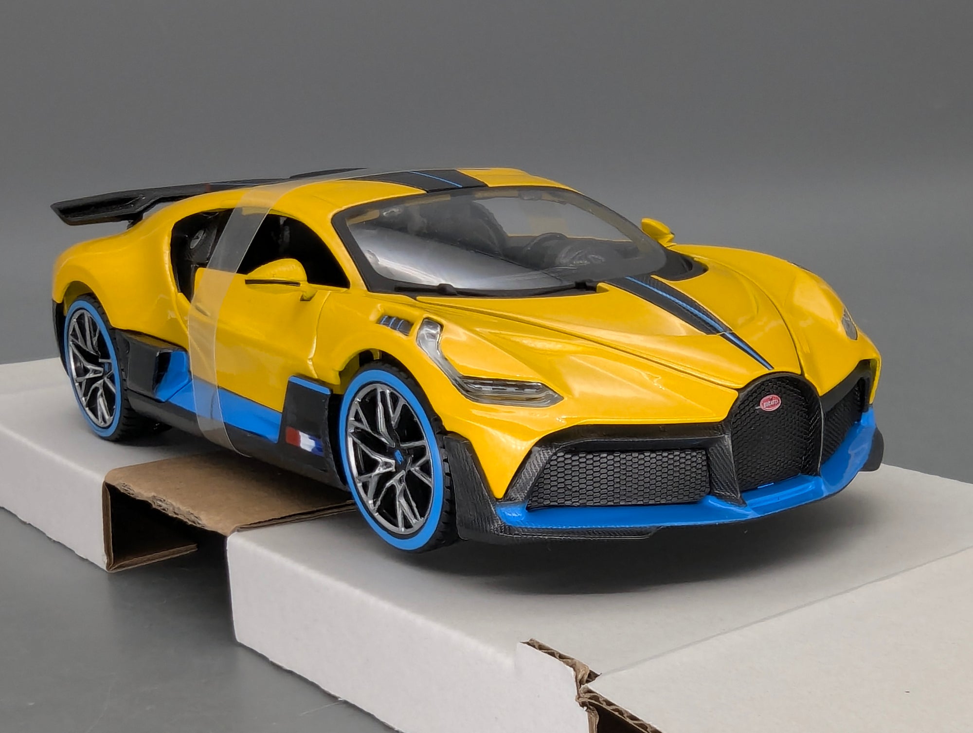 Modellautos 1:24 Maisto Bugatti Divo mit OVP