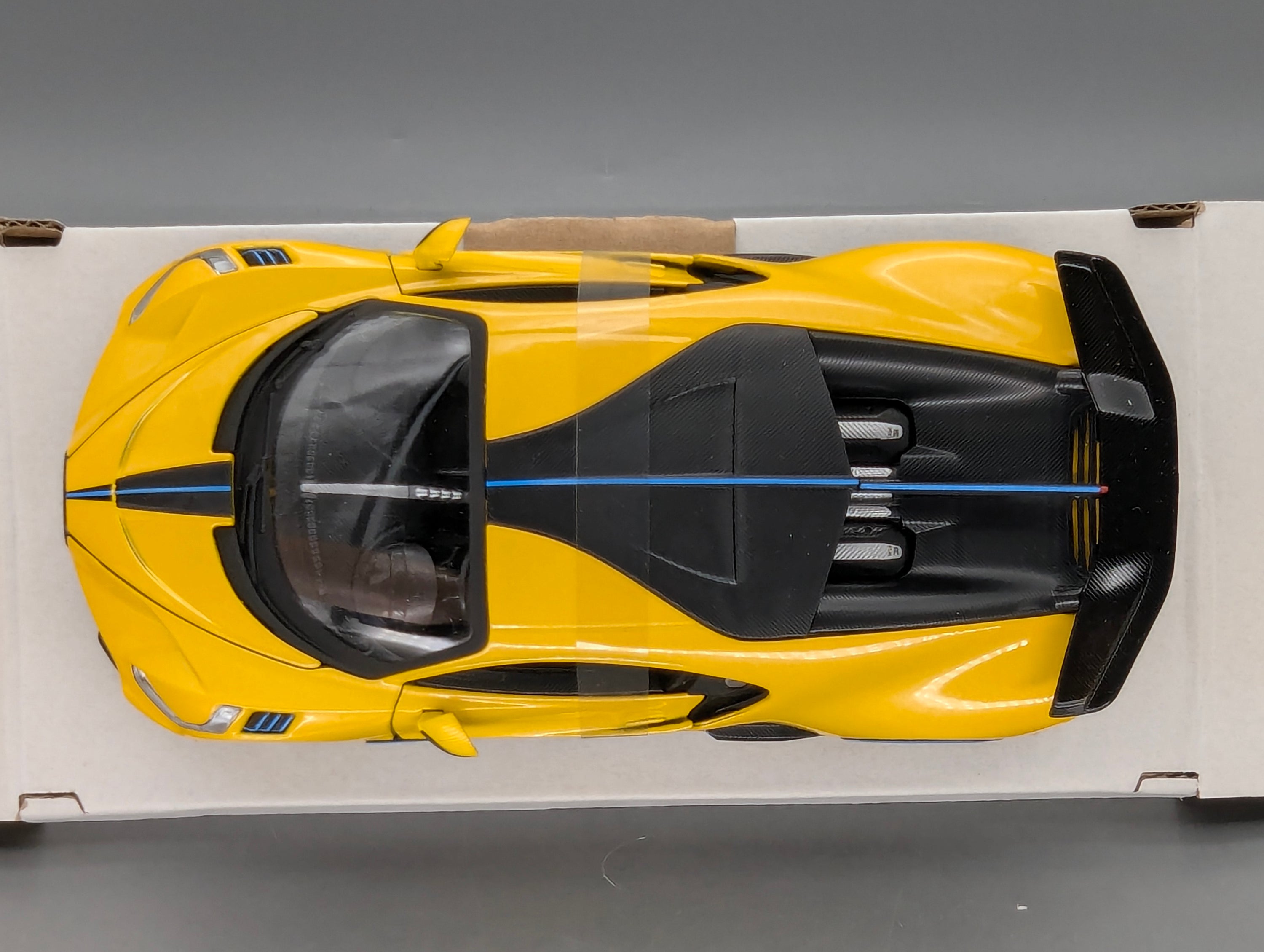 Modellautos 1:24 Maisto Bugatti Divo mit OVP