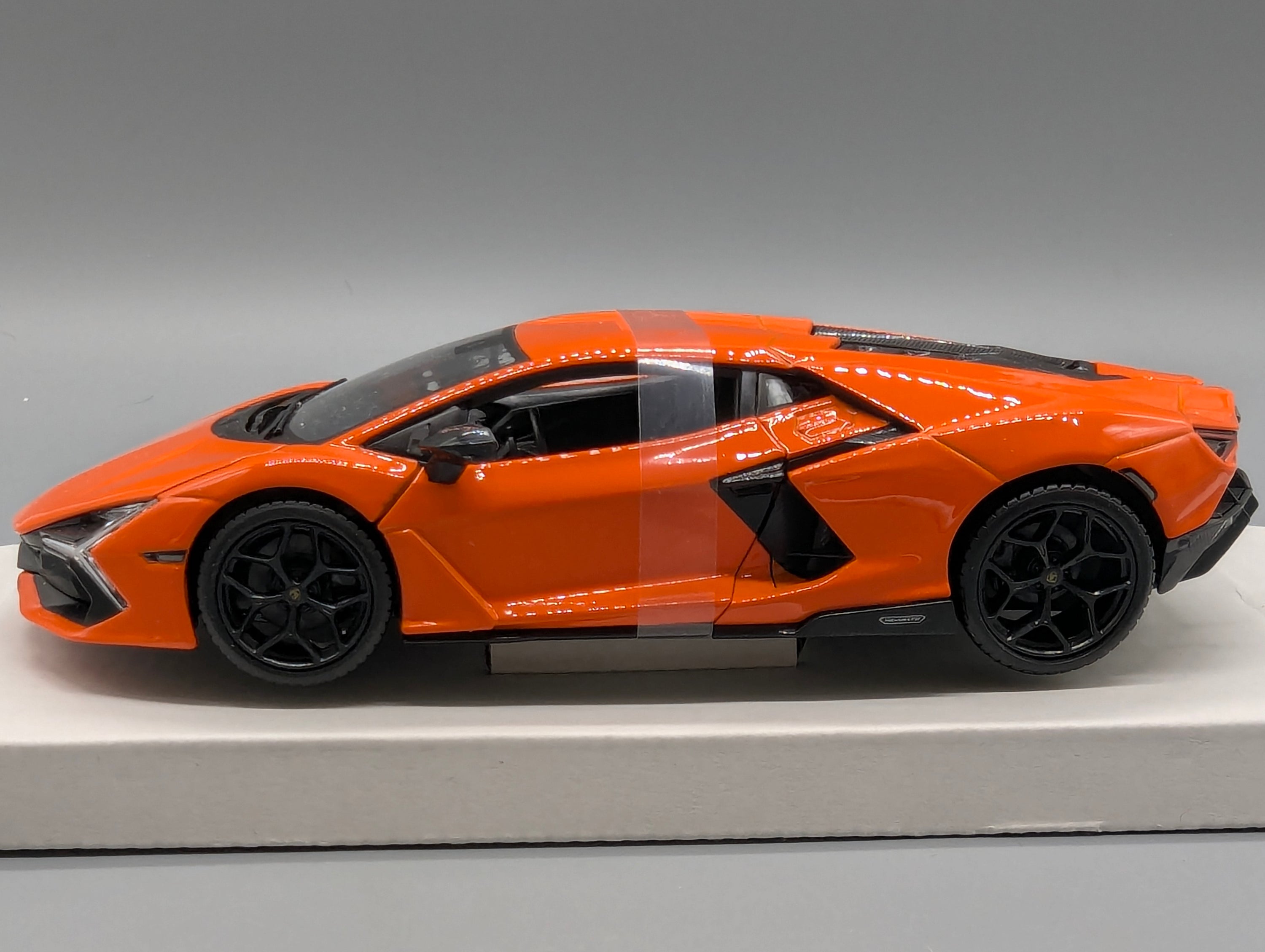 Modellautos 1:24 Bburago Lamborghini Revuelto Orange mit OVP