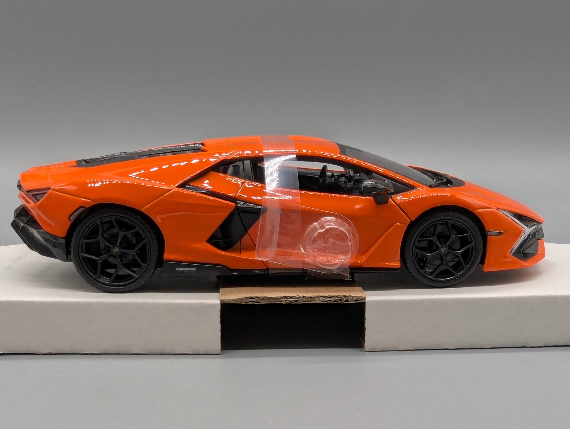 Modellautos 1:24 Bburago Lamborghini Revuelto Orange mit OVP