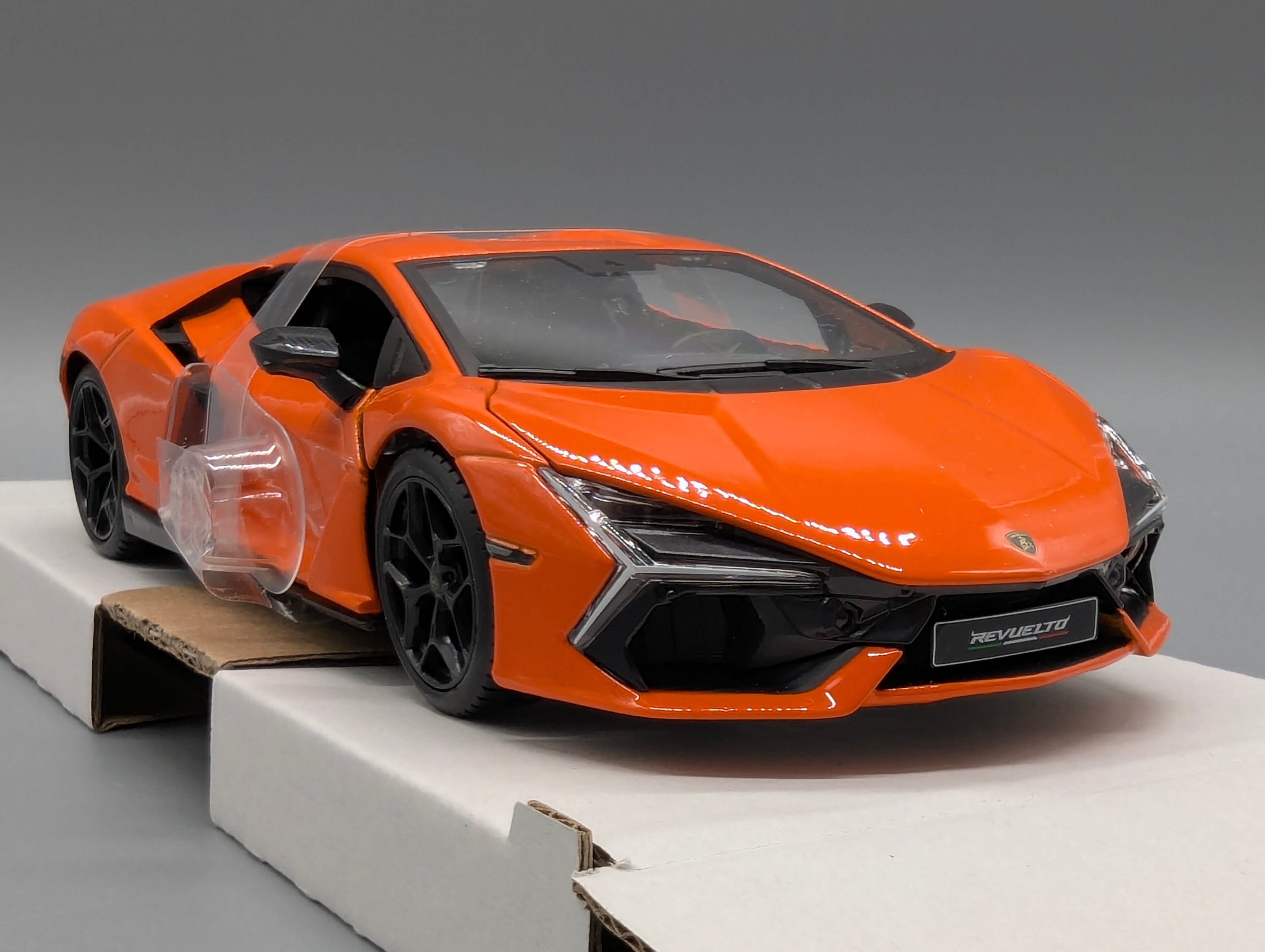 Modellautos 1:24 Bburago Lamborghini Revuelto Orange mit OVP