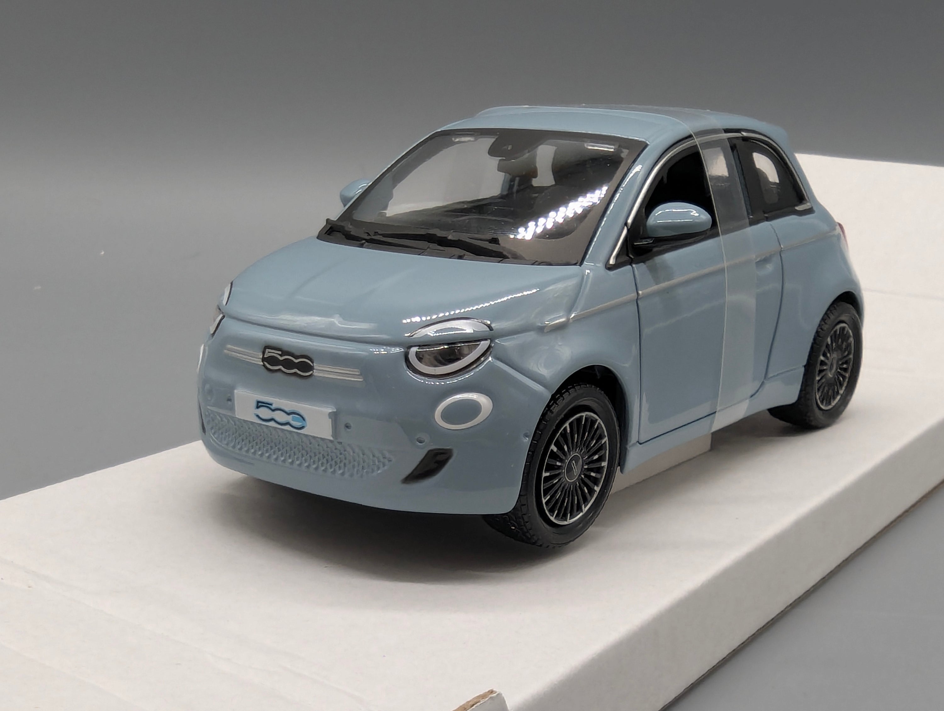 Modellautos 1:24 Bburago Fiat 500e Blau 2023 mit OVP