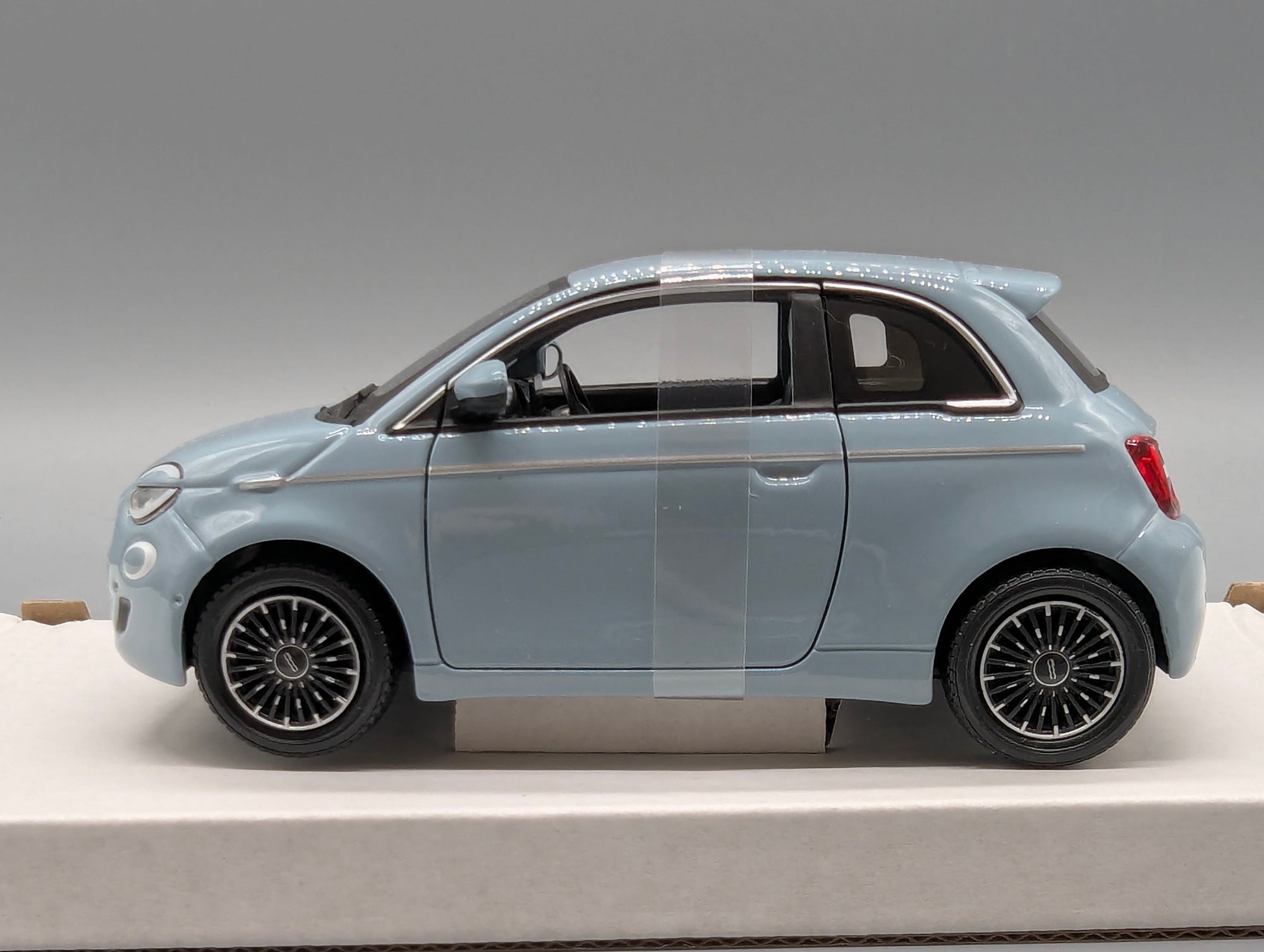 Modellautos 1:24 Bburago Fiat 500e Blau 2023 mit OVP