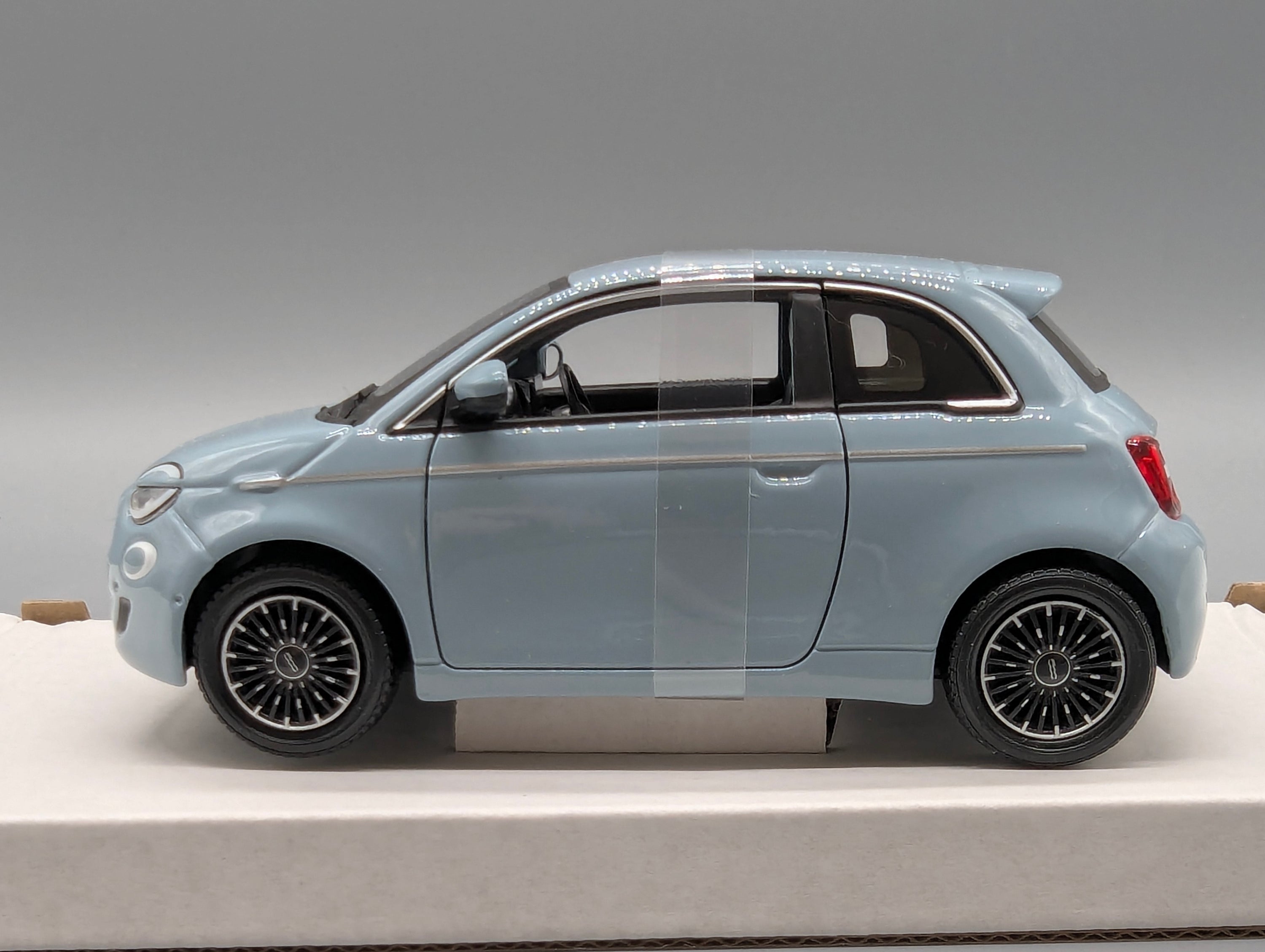 Modellautos 1:24 Bburago Fiat 500e Blau 2023 mit OVP