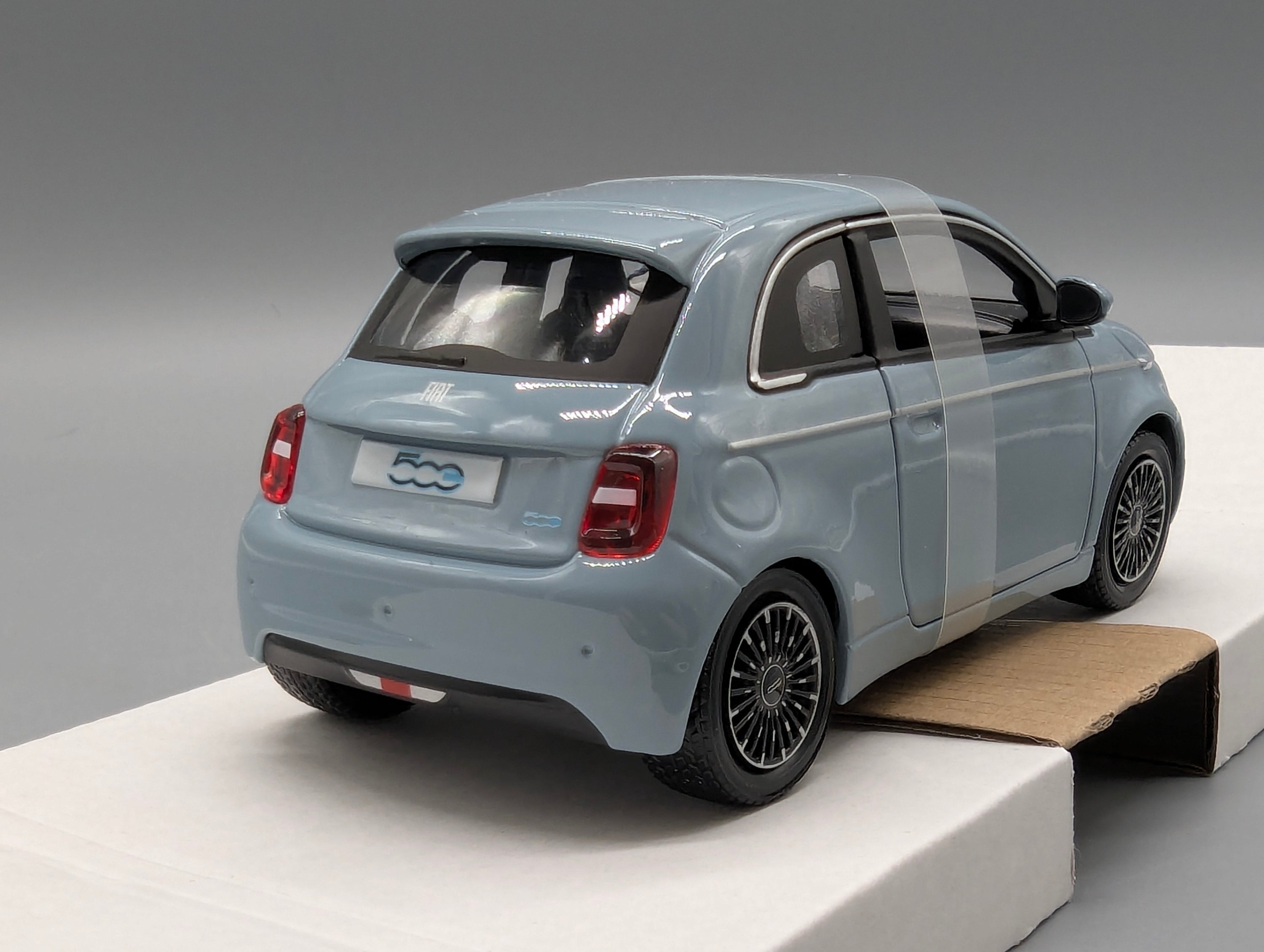 Modellautos 1:24 Bburago Fiat 500e Blau 2023 mit OVP