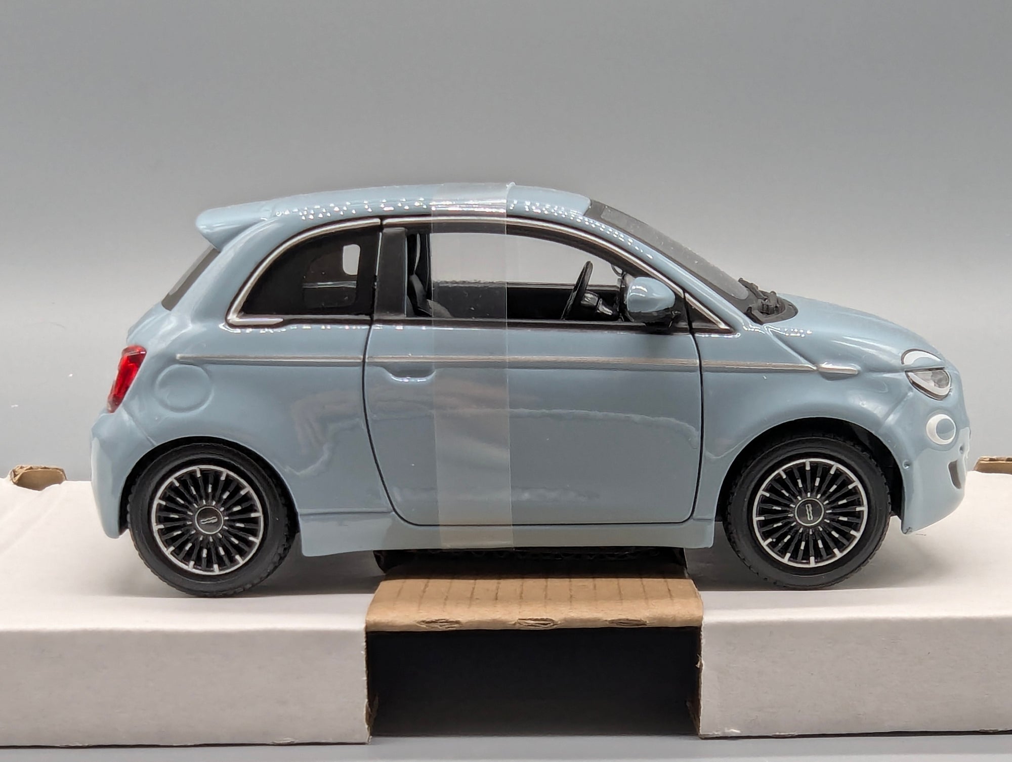Modellautos 1:24 Bburago Fiat 500e Blau 2023 mit OVP