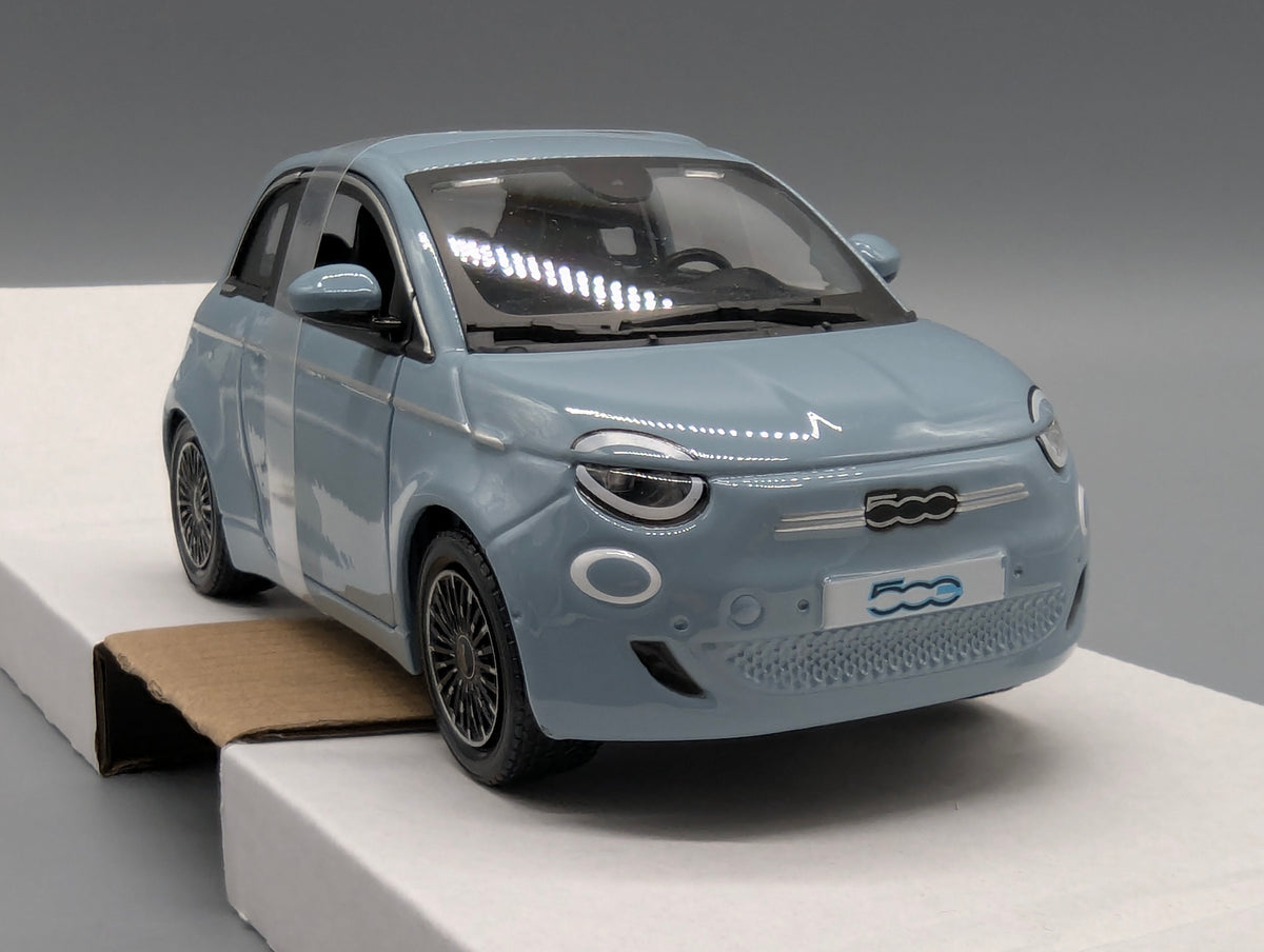 Modellautos 1:24 Bburago Fiat 500e Blau 2023 mit OVP