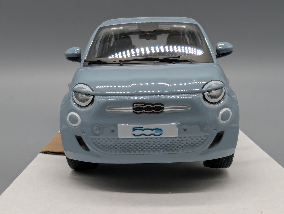 Modellautos 1:24 Bburago Fiat 500e Blau 2023 mit OVP