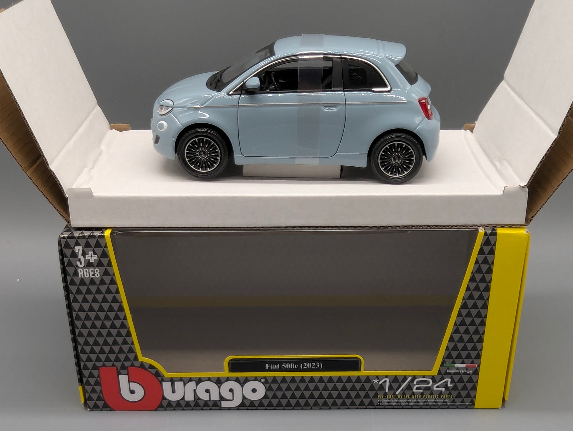 Modellautos 1:24 Bburago Fiat 500e Blau 2023 mit OVP