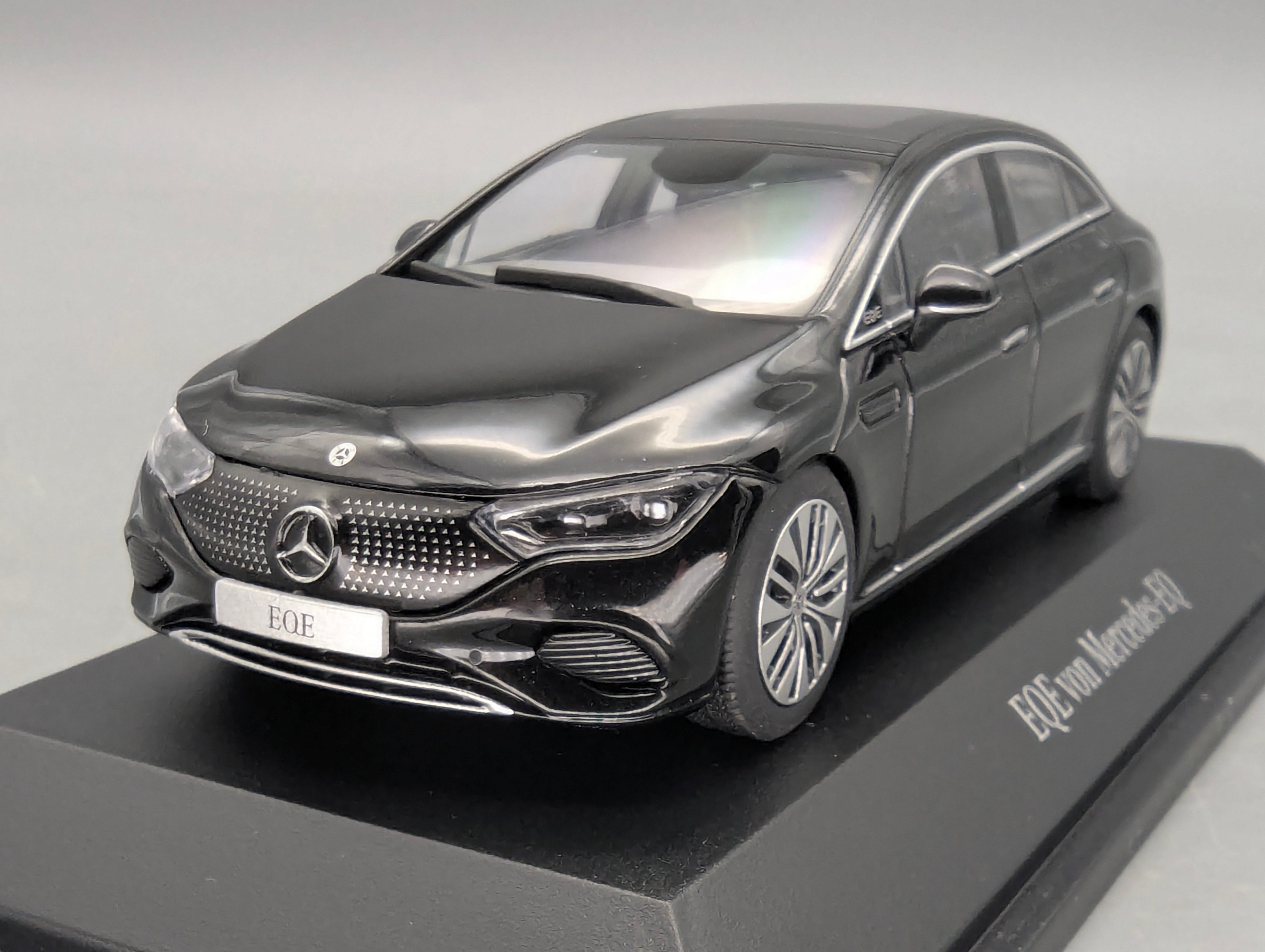 Modellautos 1:43 Herpa Mercedes Benz EQE Obsidianschwarz Schwarz Dealer OVP