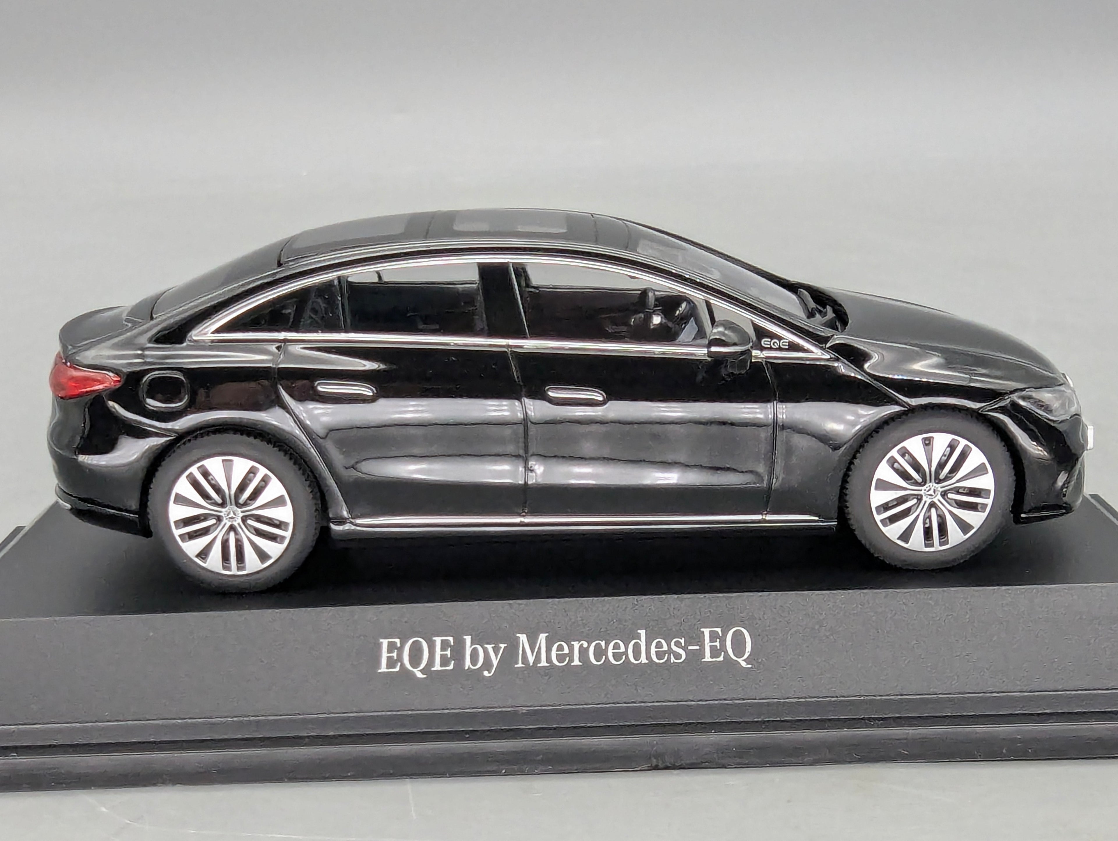 Modellautos 1:43 Herpa Mercedes Benz EQE Obsidianschwarz Schwarz Dealer OVP