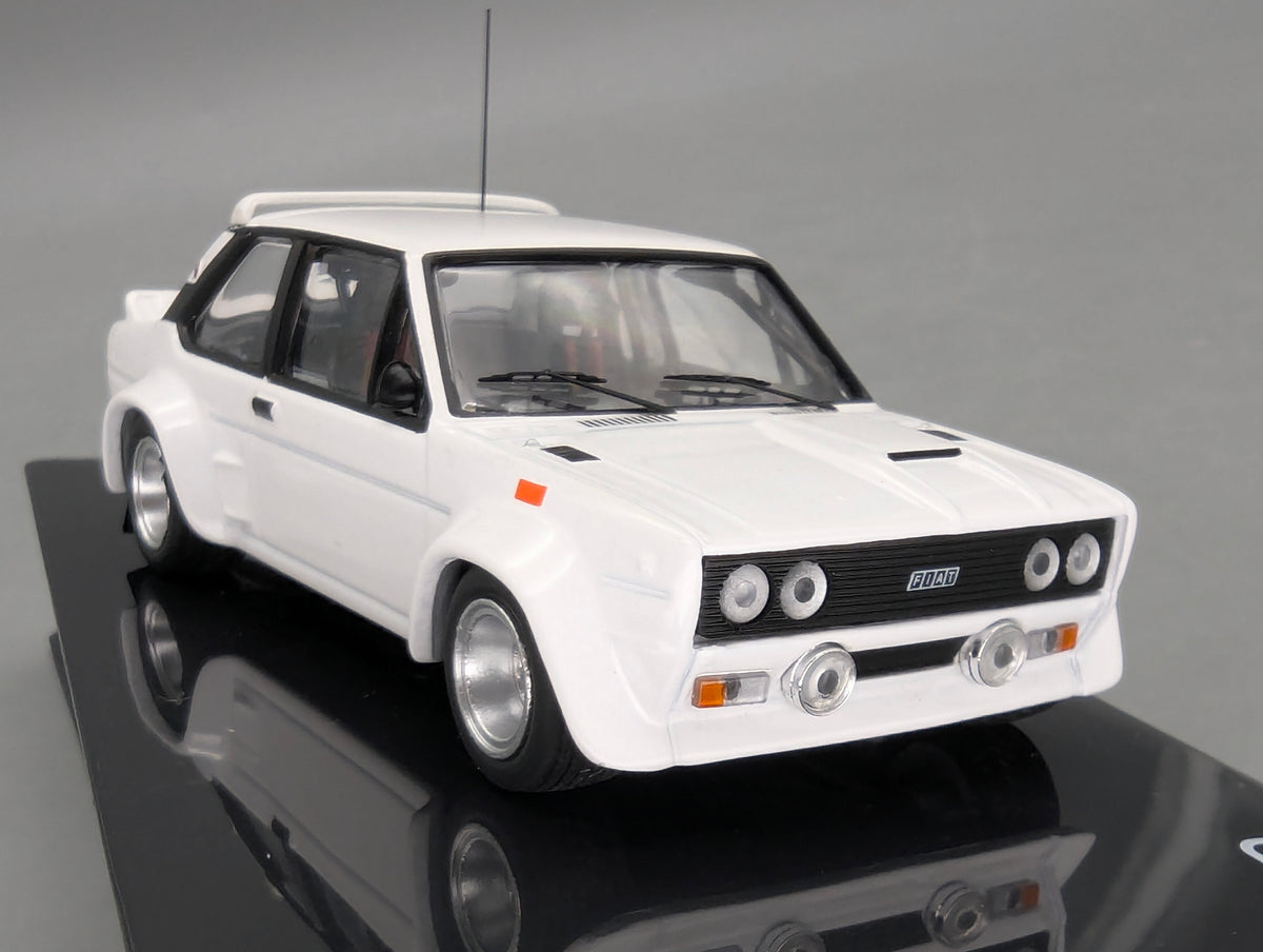 Modellautos 1:43 Ixo Fiat 131 Abarth Rally Specs Weiß 1978 mit Ersatzrädern mit OVP