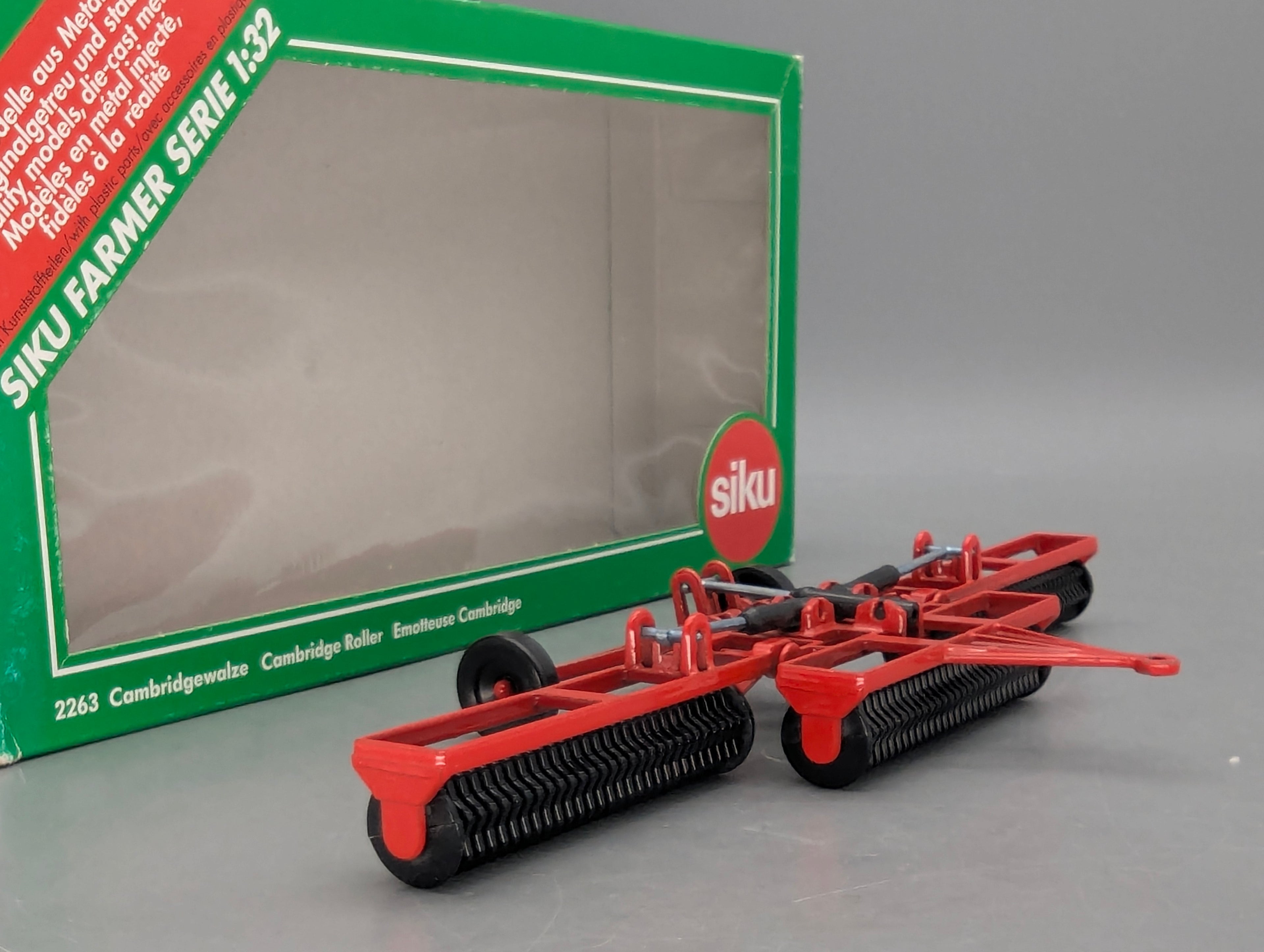 Landwirtschafts Modelle 1:32 Siku Farmer 2263 Cambridgewalze Rot OVP