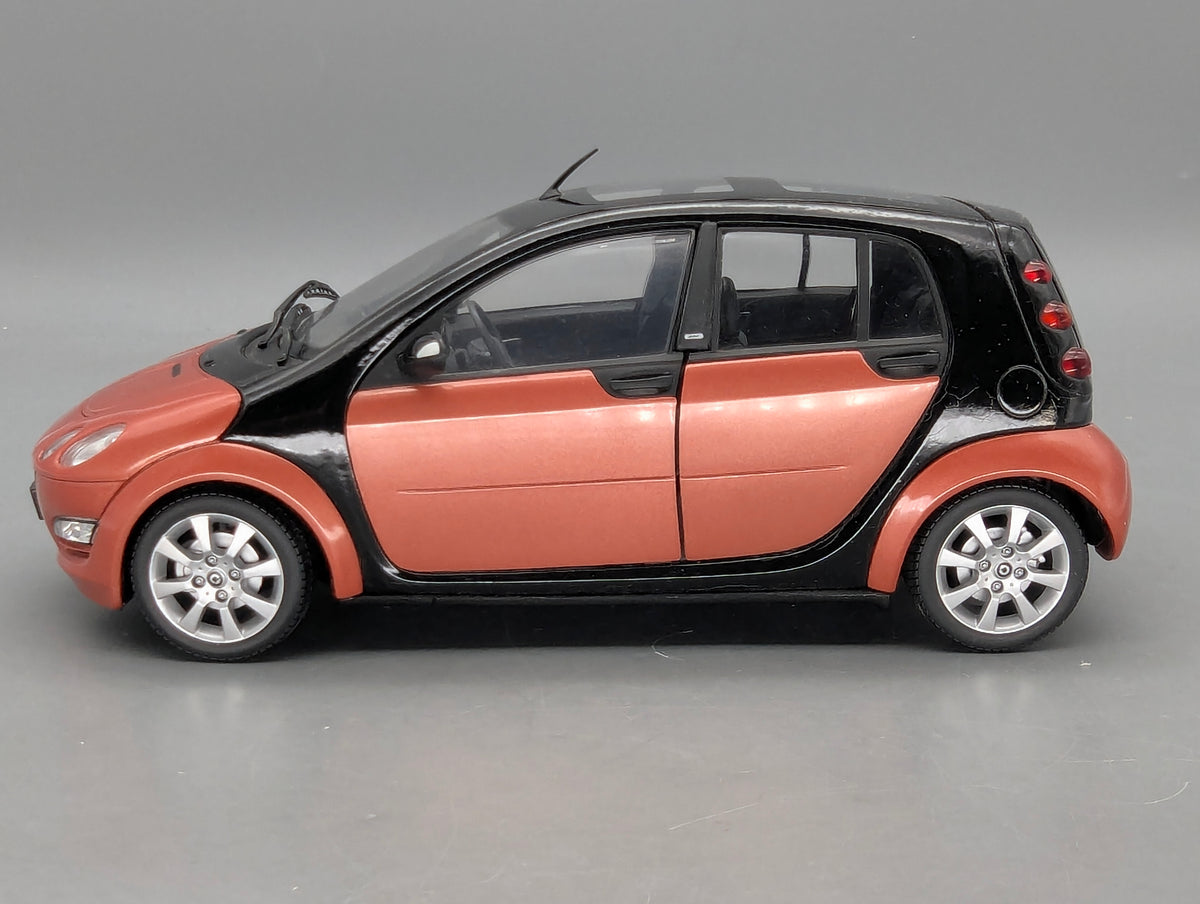 Modellautos 1:18 Kyosho Smart Forfour Flame Red mit Dealer OVP