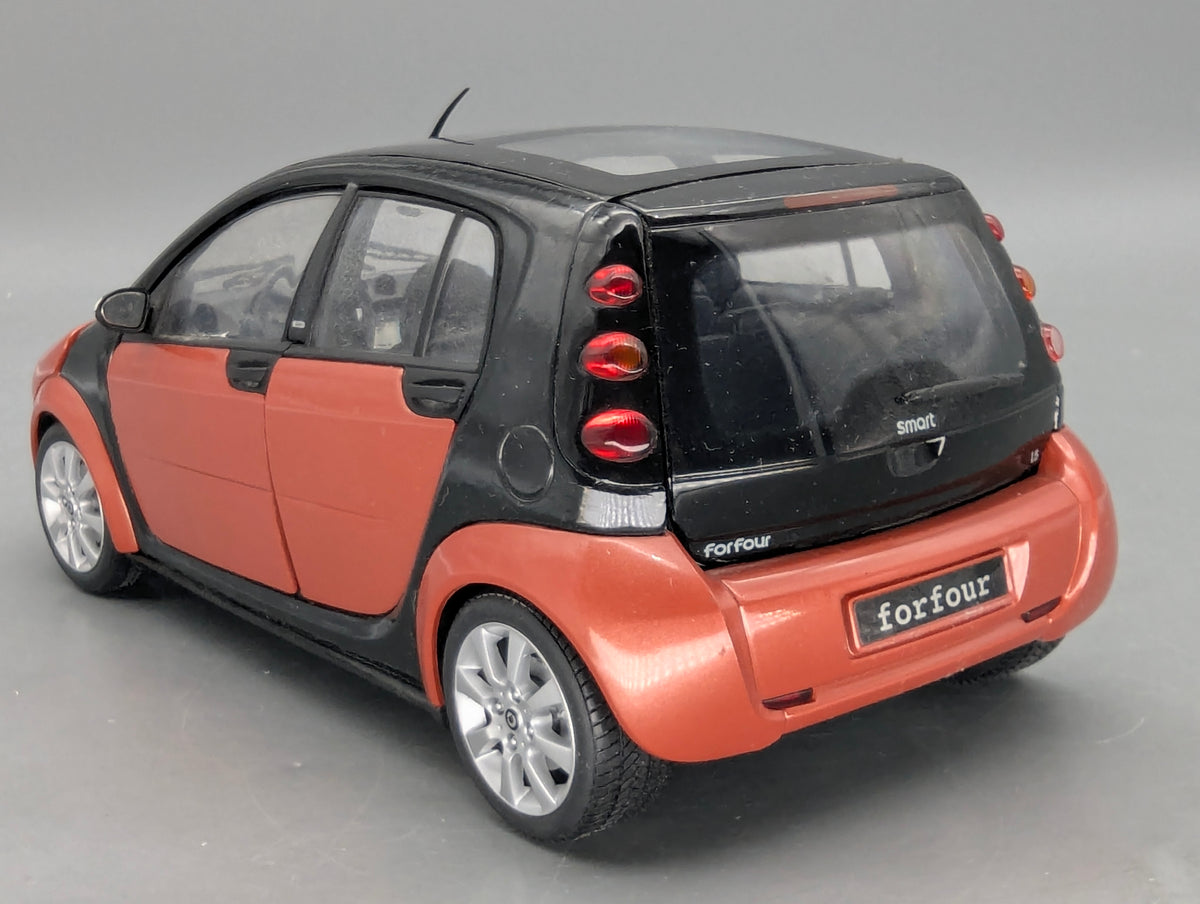 Modellautos 1:18 Kyosho Smart Forfour Flame Red mit Dealer OVP
