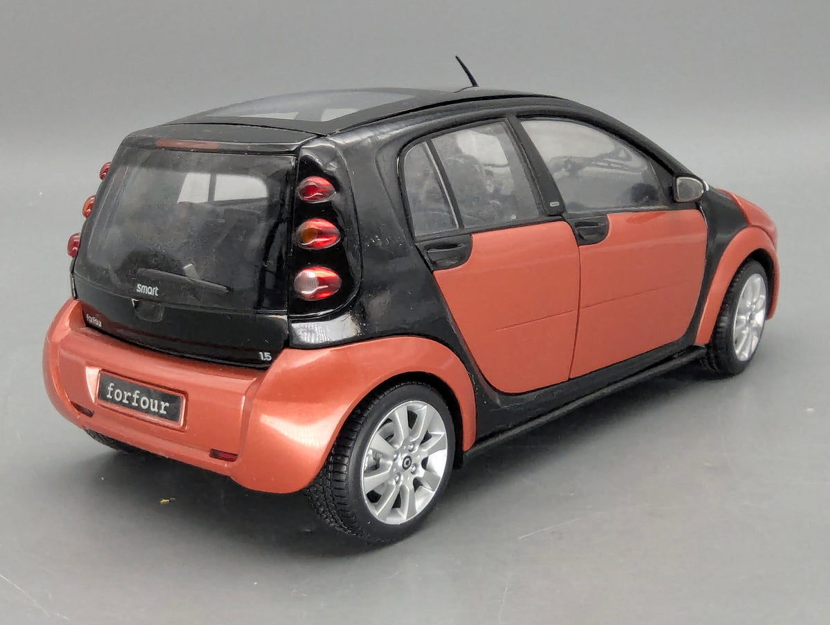 Modellautos 1:18 Kyosho Smart Forfour Flame Red mit Dealer OVP
