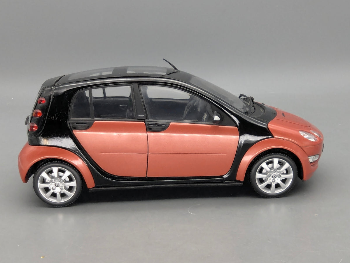 Modellautos 1:18 Kyosho Smart Forfour Flame Red mit Dealer OVP