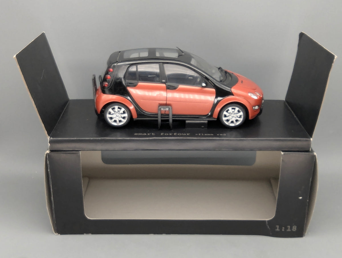 Modellautos 1:18 Kyosho Smart Forfour Flame Red mit Dealer OVP