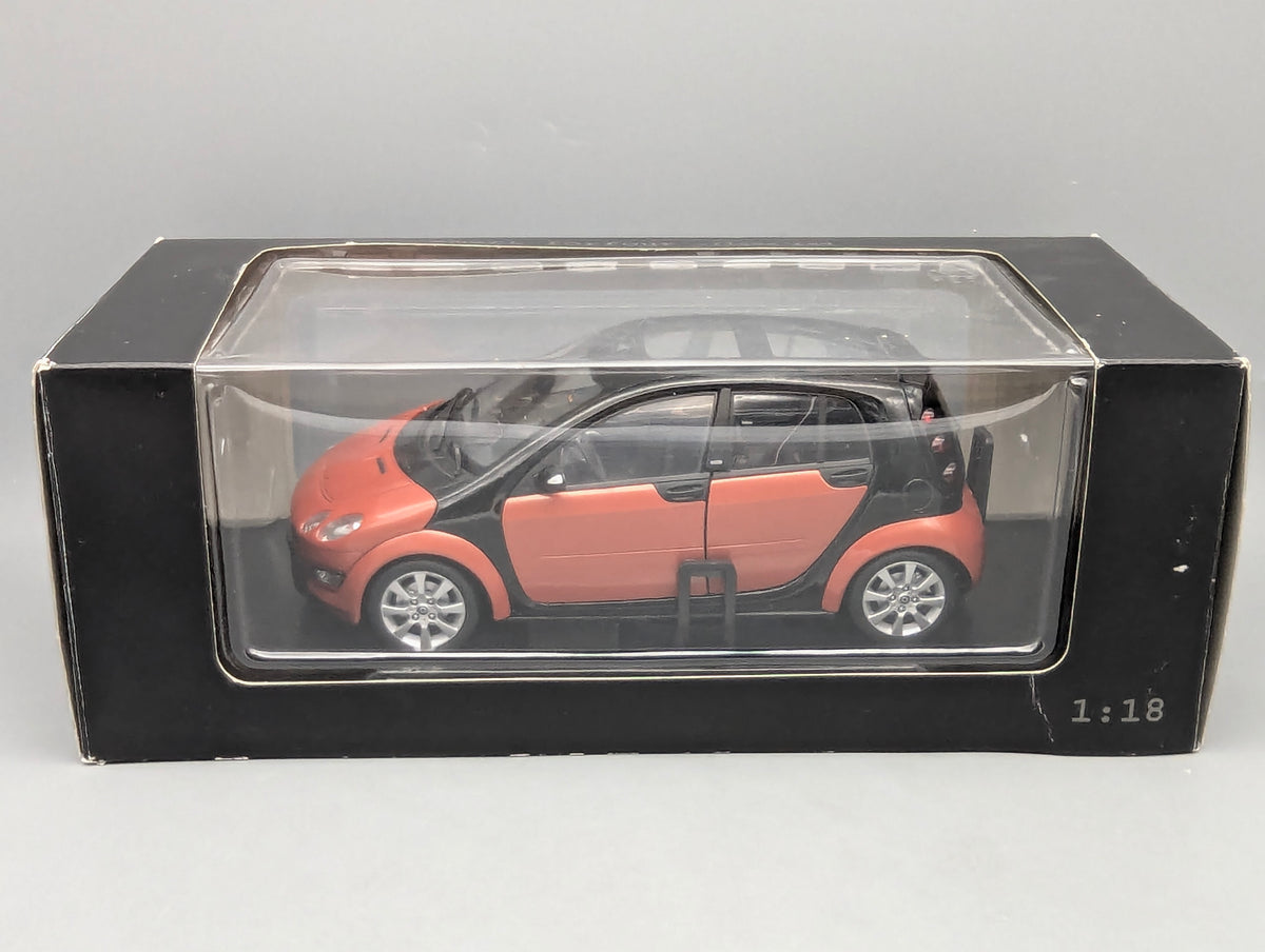 Modellautos 1:18 Kyosho Smart Forfour Flame Red mit Dealer OVP