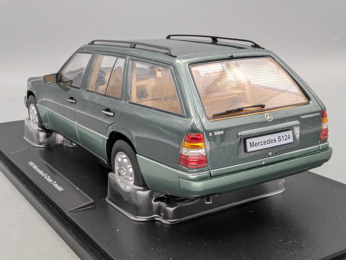 Modellautos 1:18 Triple 9 Mercedes Benz E-Klasse T-Modell S124 E 300 Turbodiesel Malachitgrün OVP
