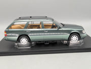 Modellautos 1:18 Triple 9 Mercedes Benz E-Klasse T-Modell S124 E 300 Turbodiesel Malachitgrün OVP