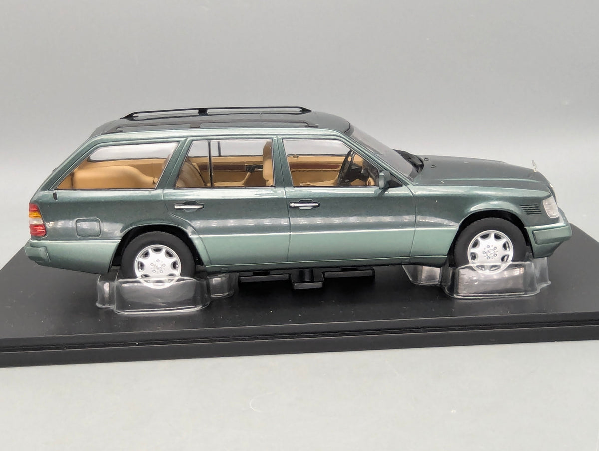 Modellautos 1:18 Triple 9 Mercedes Benz E-Klasse T-Modell S124 E 300 Turbodiesel Malachitgrün OVP