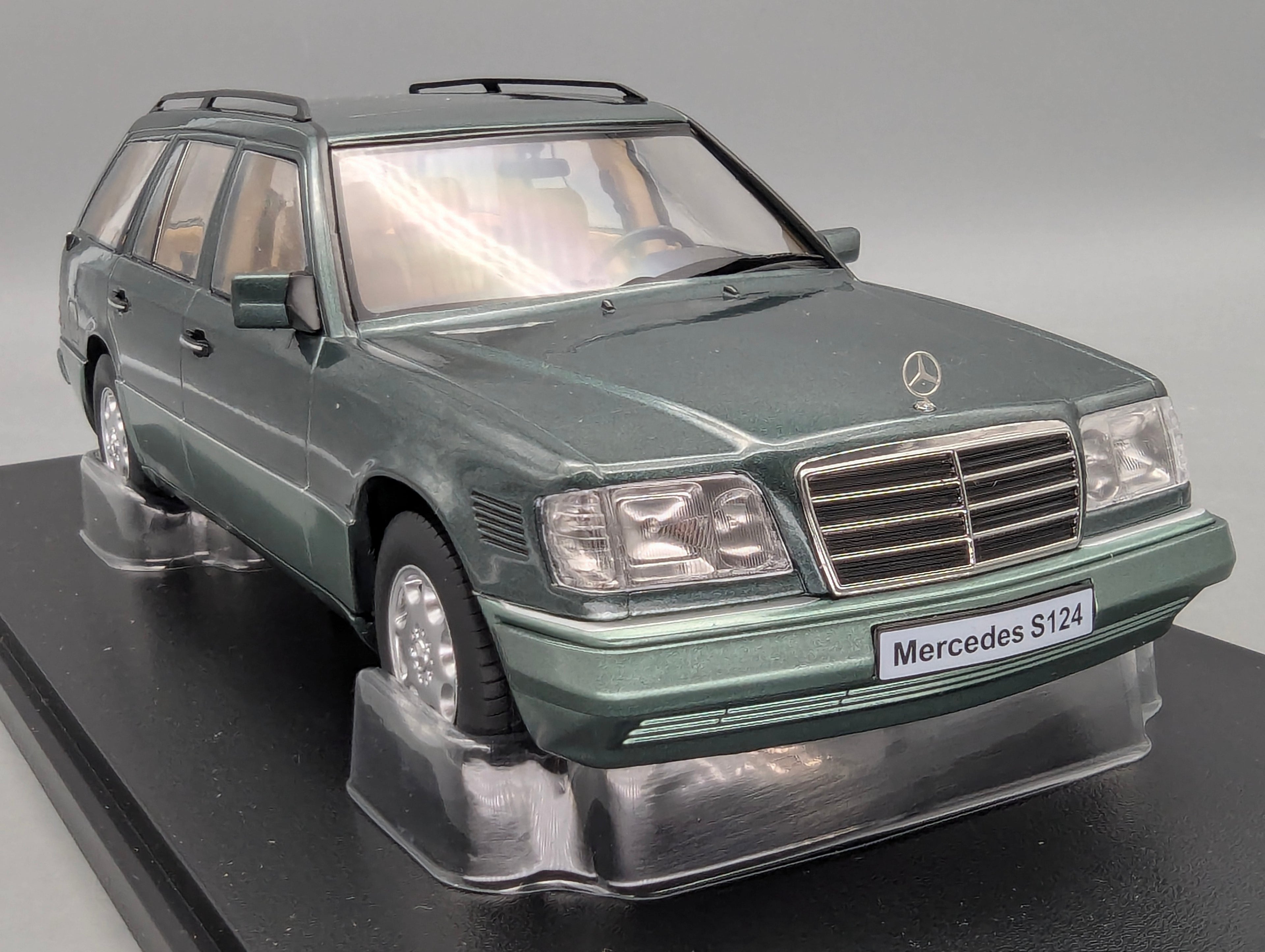 Modellautos 1:18 Triple 9 Mercedes Benz E-Klasse T-Modell S124 E 300 Turbodiesel Malachitgrün OVP