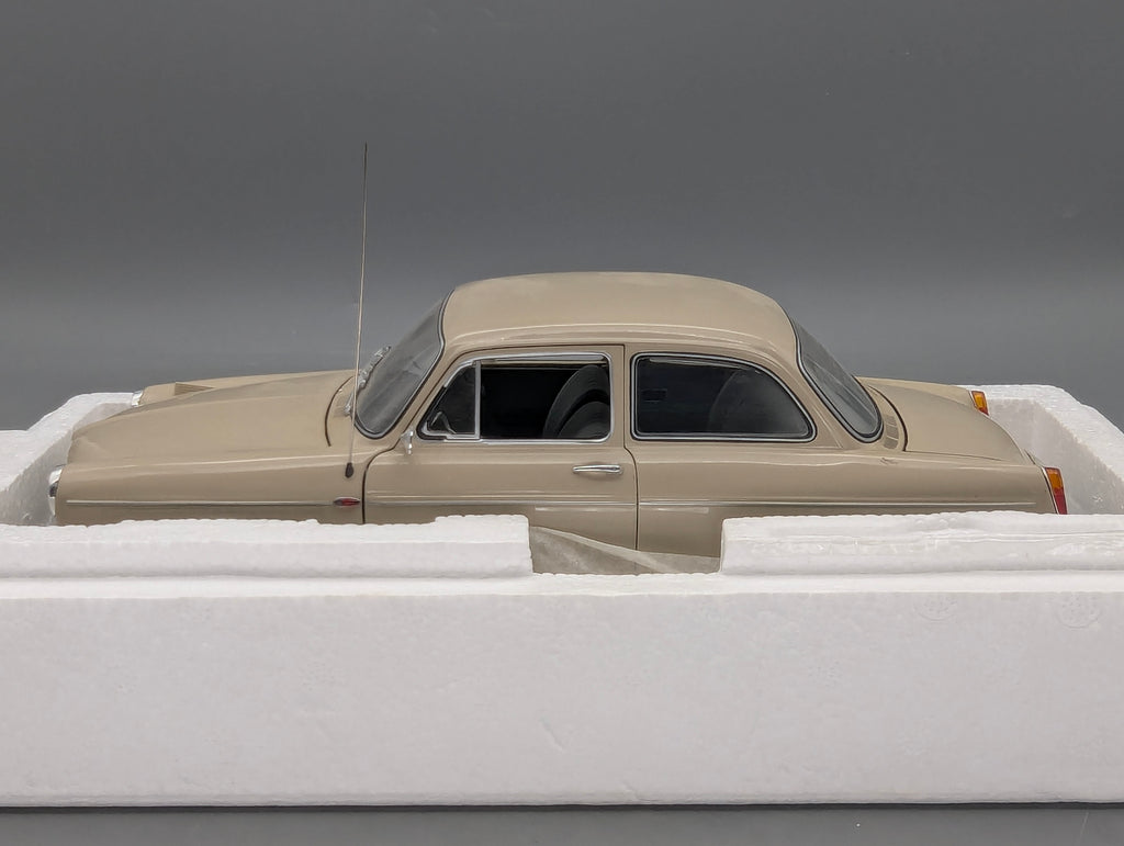 Modellautos 1:18 Minichamps Volkswagen VW 1600 L 1970 Creme mit OVP