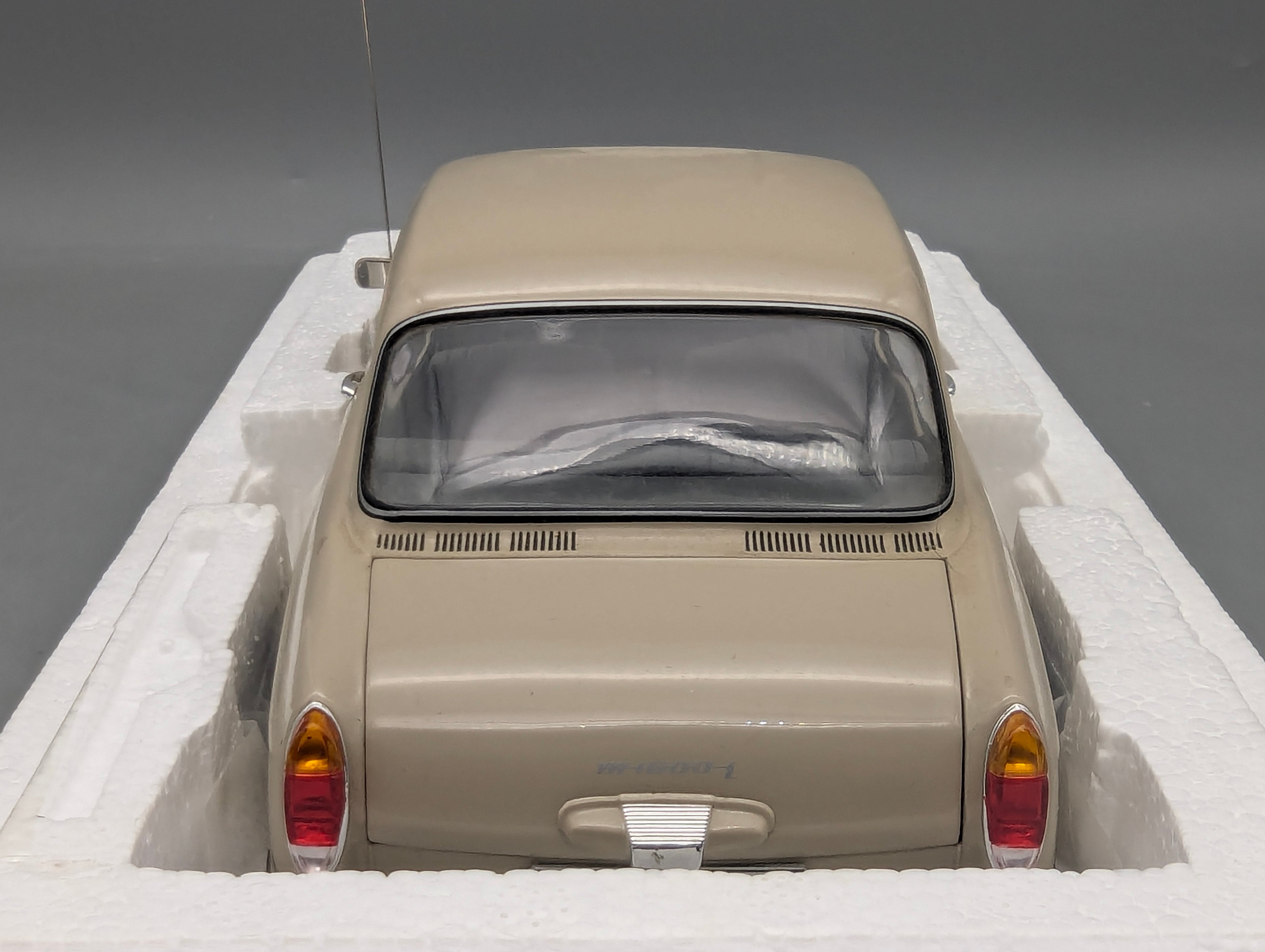 Modellautos 1:18 Minichamps Volkswagen VW 1600 L 1970 Creme mit OVP