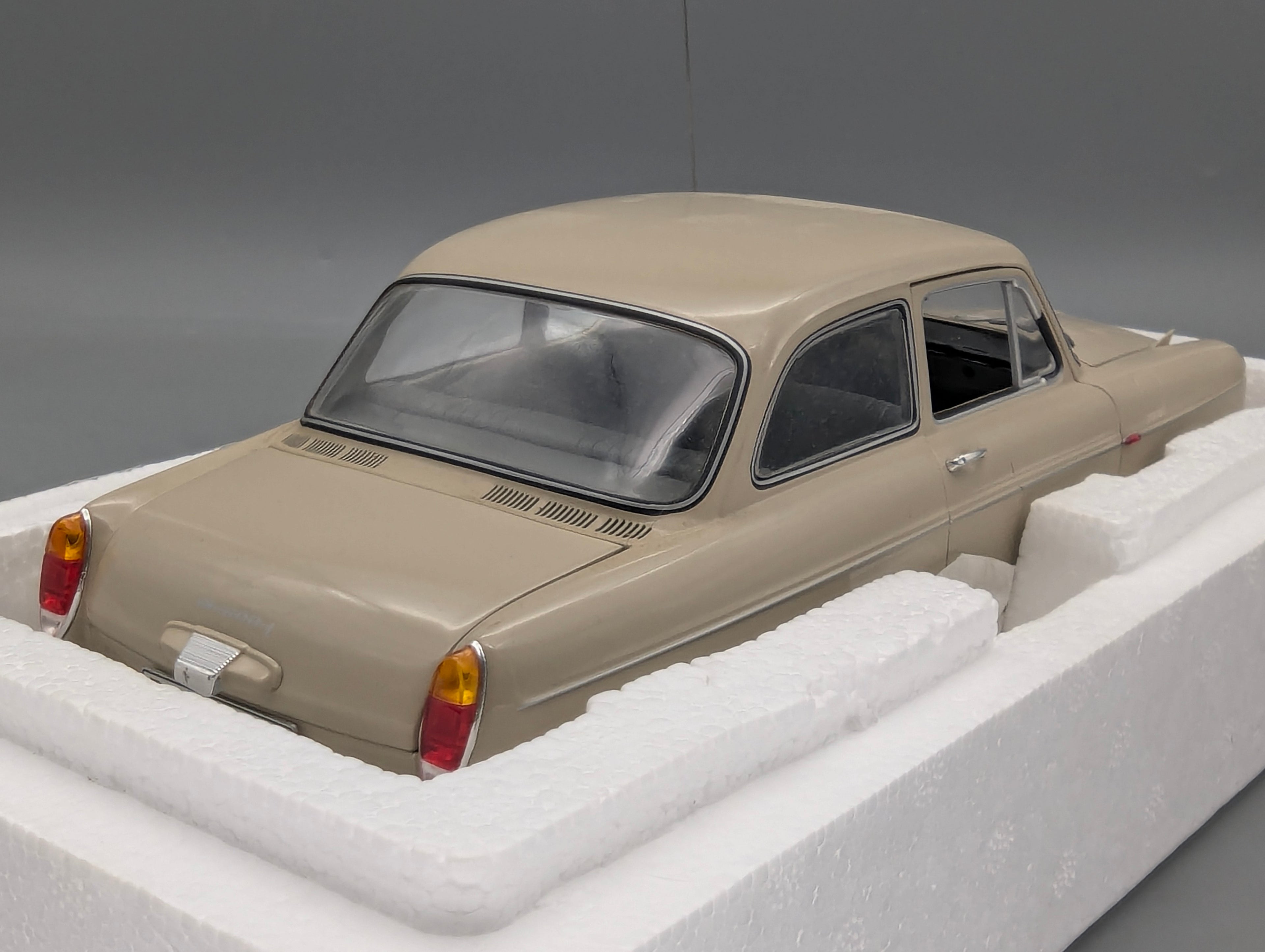 Modellautos 1:18 Minichamps Volkswagen VW 1600 L 1970 Creme mit OVP