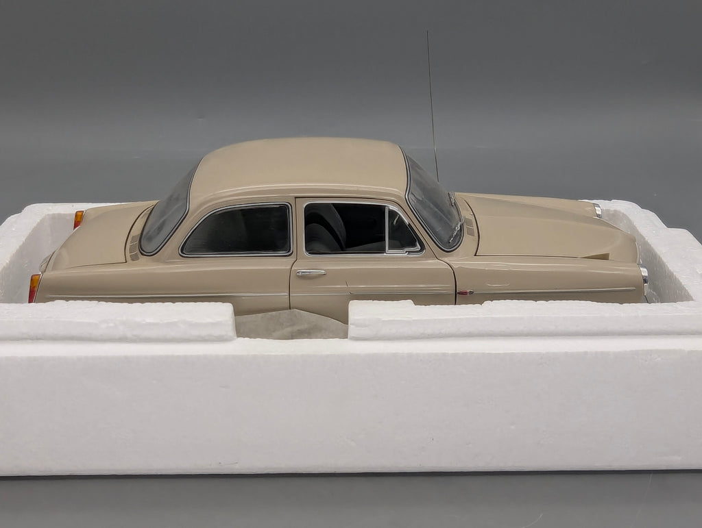 Modellautos 1:18 Minichamps Volkswagen VW 1600 L 1970 Creme mit OVP