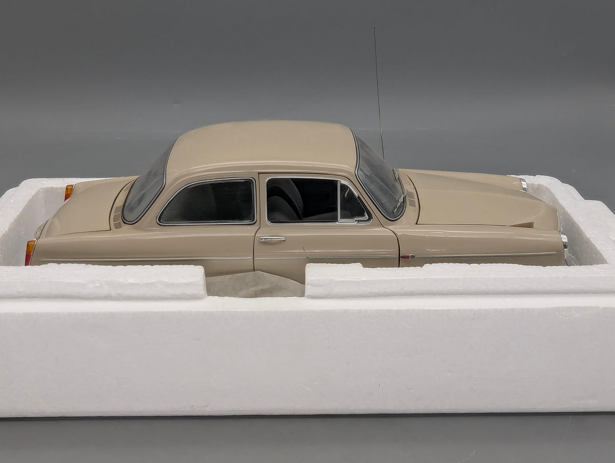 Modellautos 1:18 Minichamps Volkswagen VW 1600 L 1970 Creme mit OVP