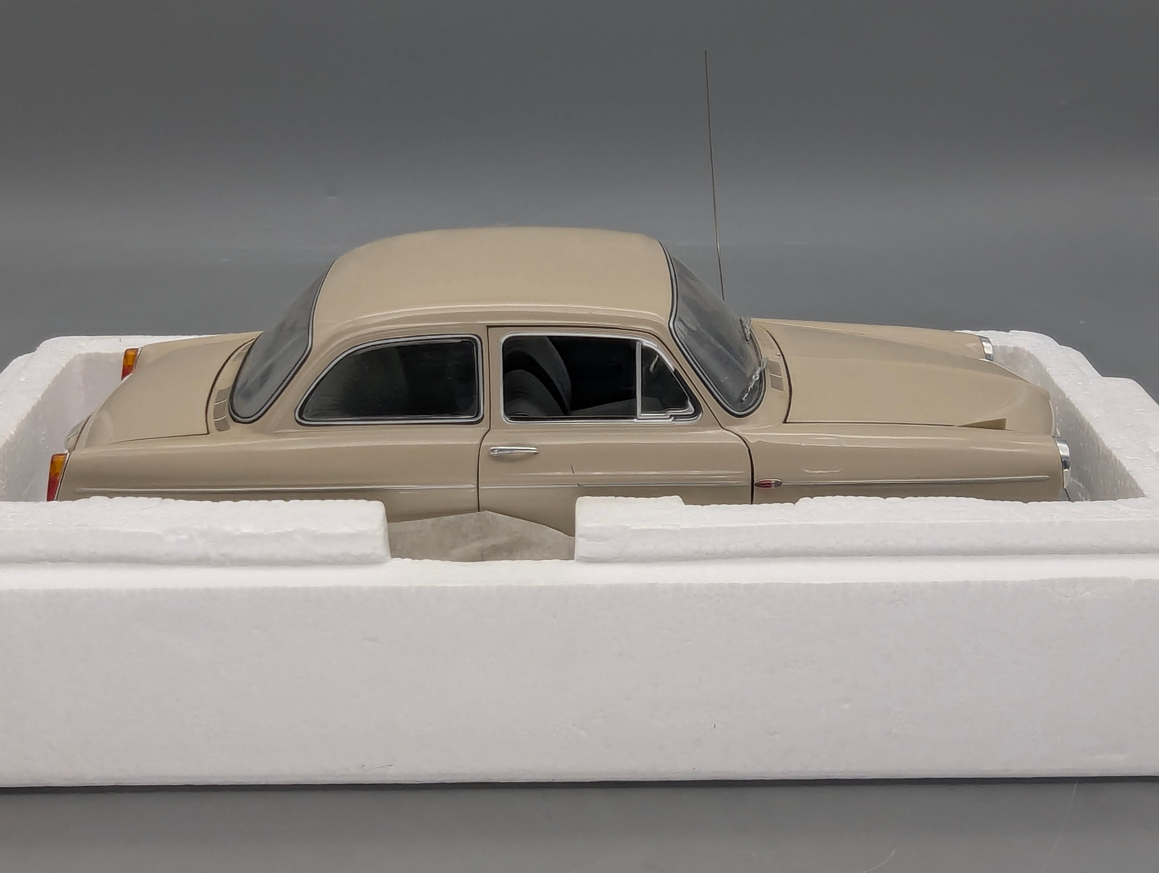 Modellautos 1:18 Minichamps Volkswagen VW 1600 L 1970 Creme mit OVP