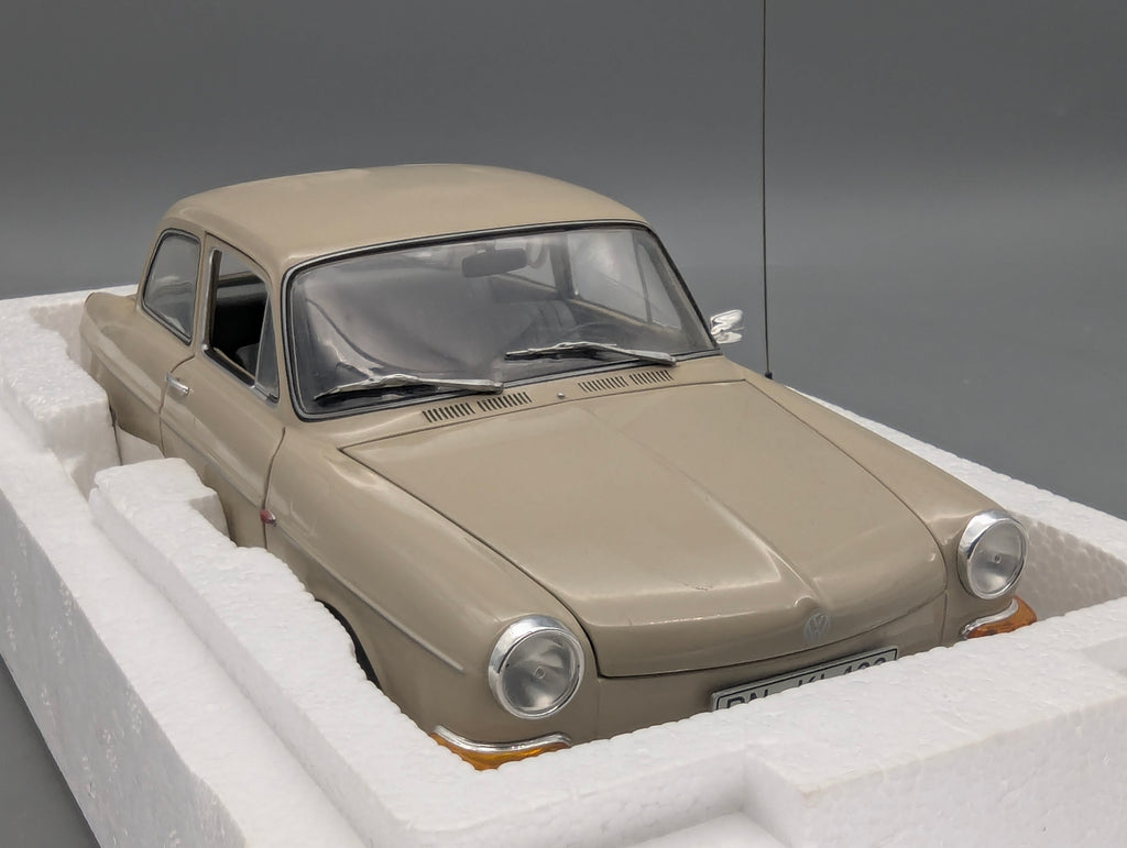 Modellautos 1:18 Minichamps Volkswagen VW 1600 L 1970 Creme mit OVP