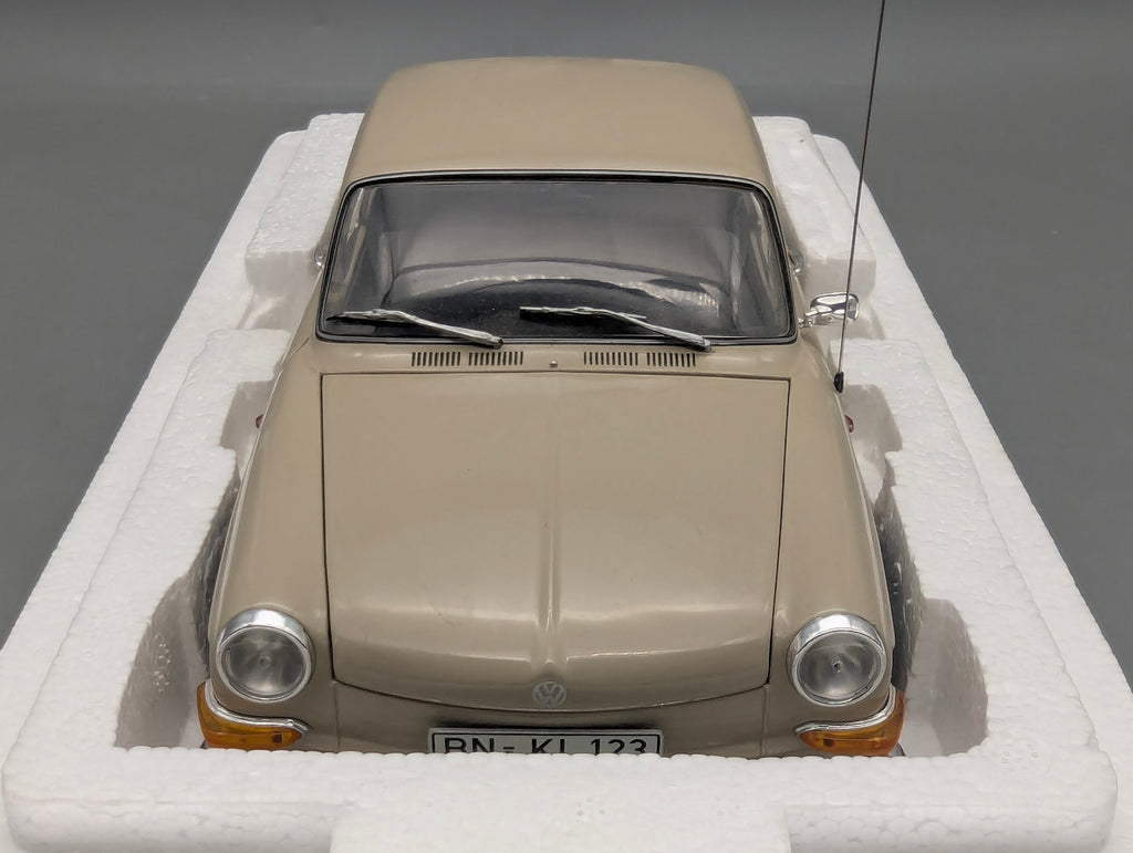 Modellautos 1:18 Minichamps Volkswagen VW 1600 L 1970 Creme mit OVP