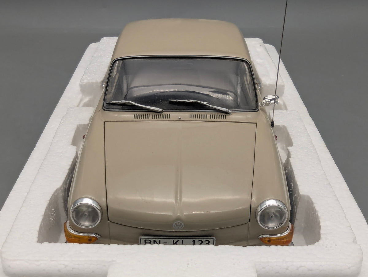 Modellautos 1:18 Minichamps Volkswagen VW 1600 L 1970 Creme mit OVP