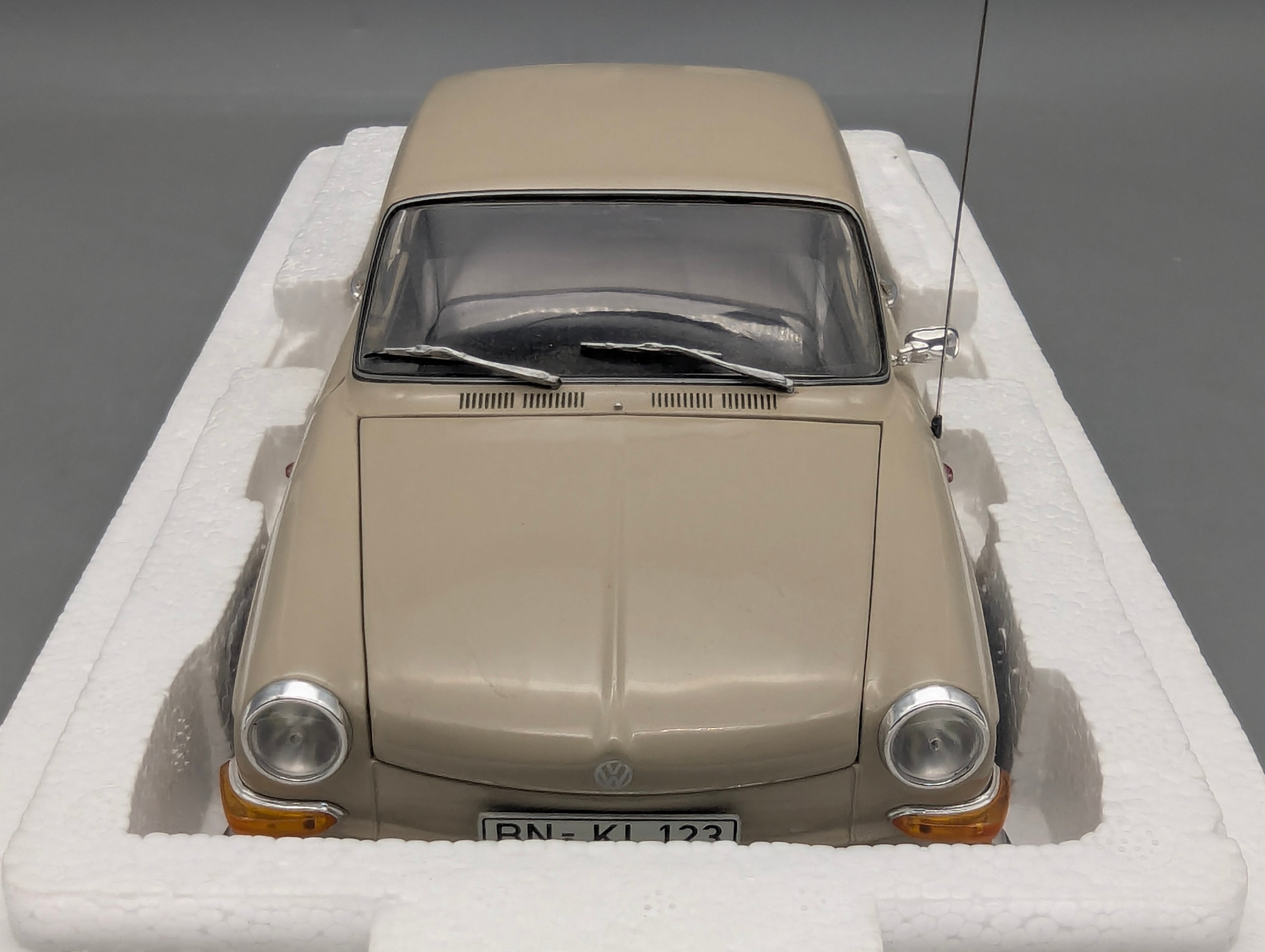 Modellautos 1:18 Minichamps Volkswagen VW 1600 L 1970 Creme mit OVP