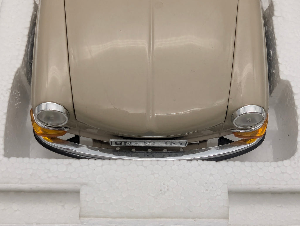 Modellautos 1:18 Minichamps Volkswagen VW 1600 L 1970 Creme mit OVP