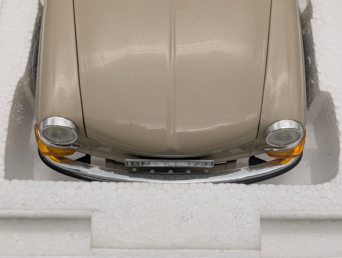 Modellautos 1:18 Minichamps Volkswagen VW 1600 L 1970 Creme mit OVP