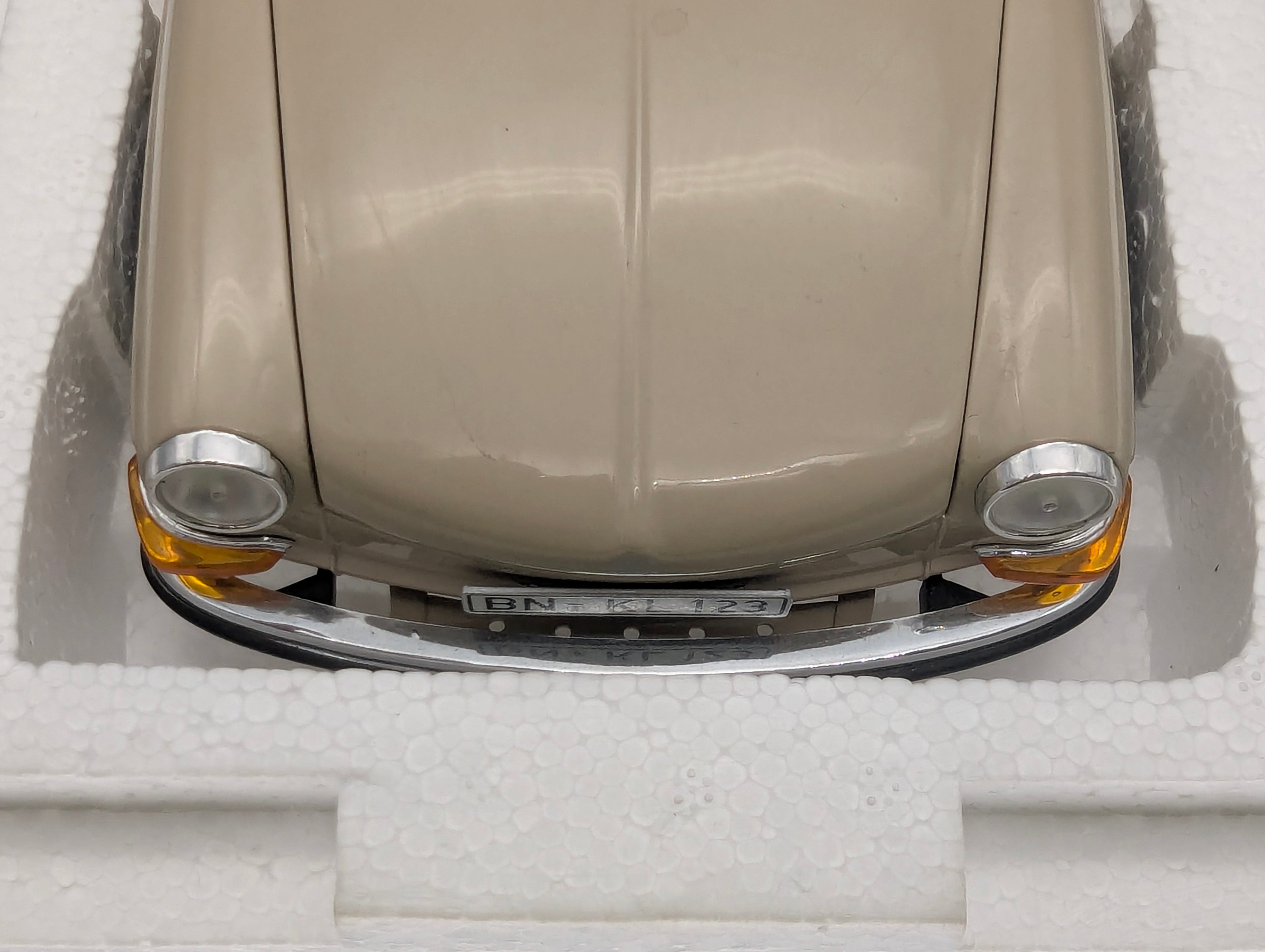 Modellautos 1:18 Minichamps Volkswagen VW 1600 L 1970 Creme mit OVP