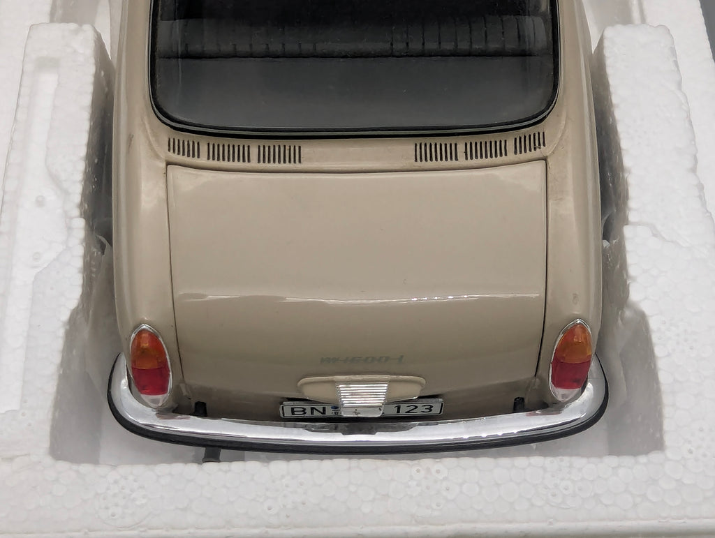 Modellautos 1:18 Minichamps Volkswagen VW 1600 L 1970 Creme mit OVP